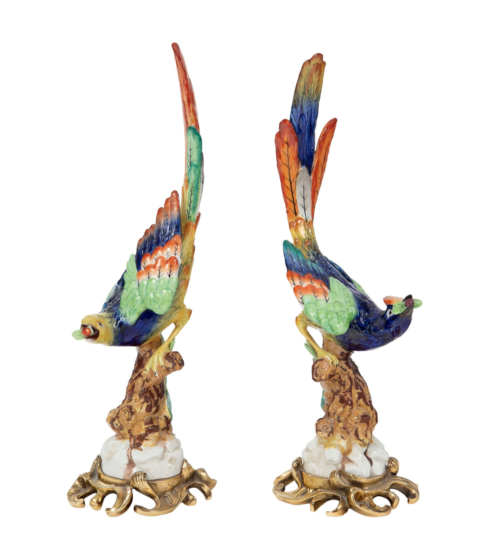 Paire d'oiseaux, XXe s., en porcelaine polychrome, monture en bronze doré à décor roc - 2