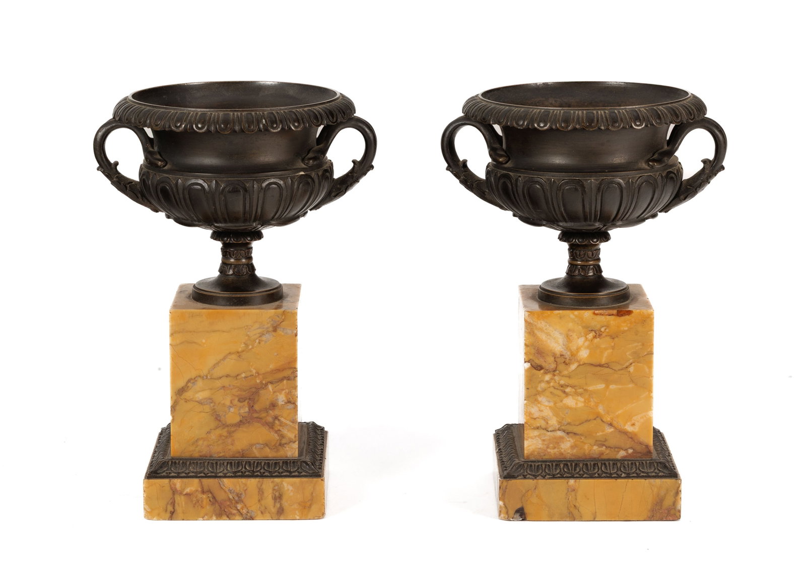 Paire de cassolettes à l'antique en bronze à patine vert-brun, époque Restauration, s: Paire de cassolettes à l'antique en bronze à patine vert-brun, époque Restauration, sur socle en marbre de Sienne, h. 18,5 cm Condition éclats infimes aux coins inférieurs