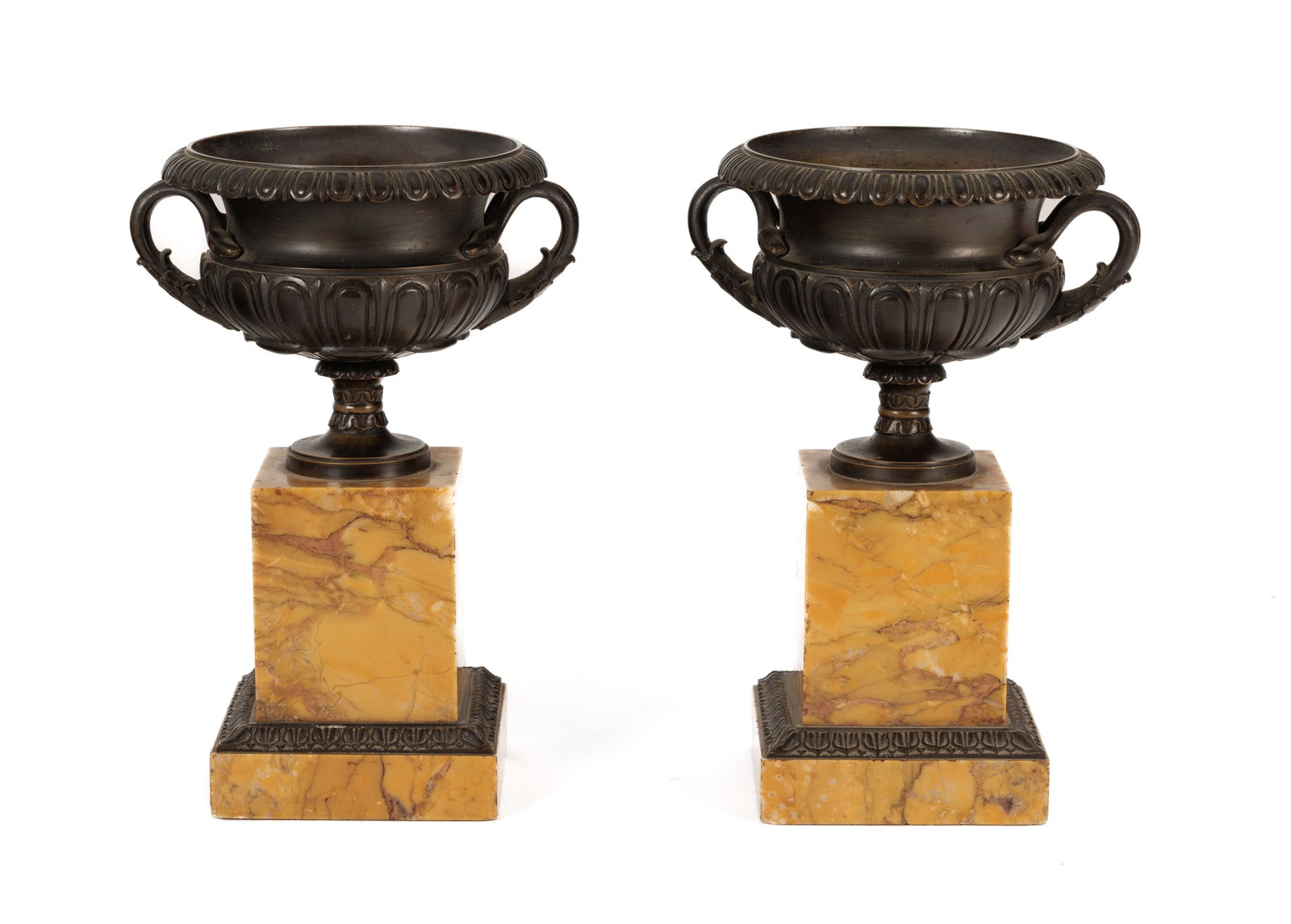 Paire de cassolettes à l'antique en bronze à patine vert-brun, époque Restauration, s - 3