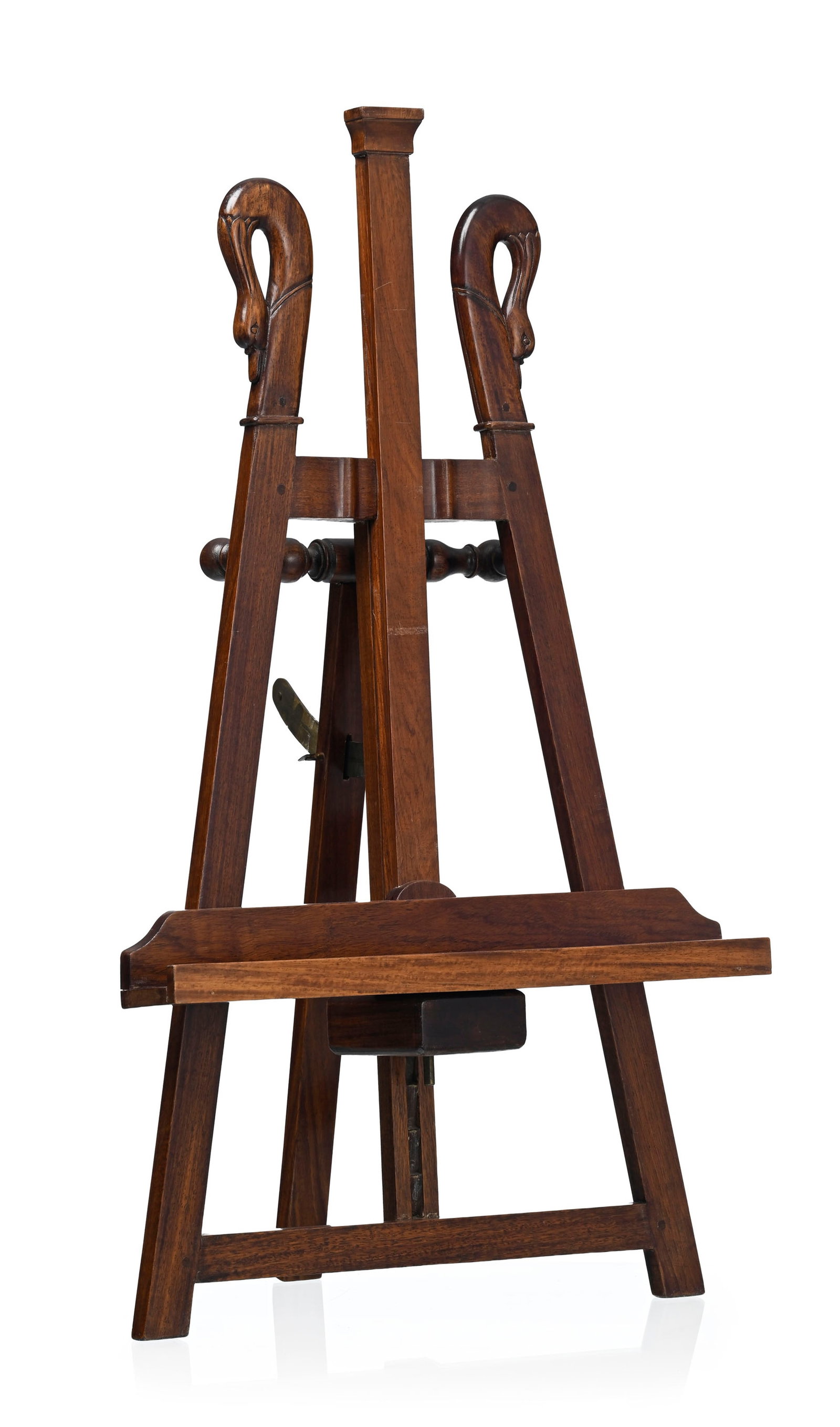 Chevalet, fin du XIXe s., en acajou, montants terminés par des cols de cygne, h. 67 cm: Chevalet, fin du XIXe s., en acajou, montants terminés par des cols de cygne, h. 67 cm Condition rayures et marques au vernis