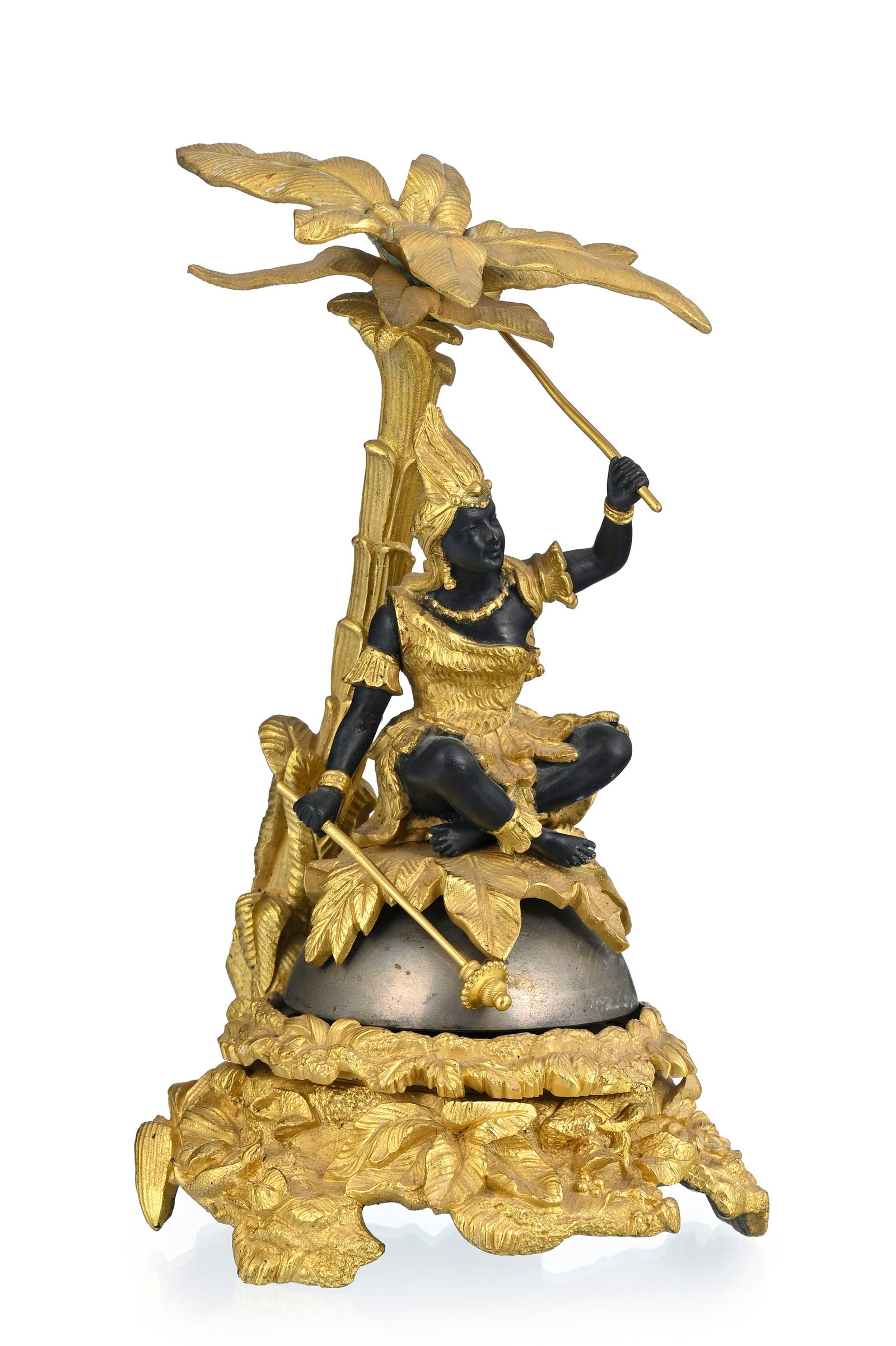 Sonnette de table, fin du XIXe s., en bronze patiné et doré, figurant une indienne aux bra: Sonnette de table, fin du XIXe s., en bronze patiné et doré, figurant une indienne aux bras articulés tenant des maillets, et un palmier, base ornée d'éléments