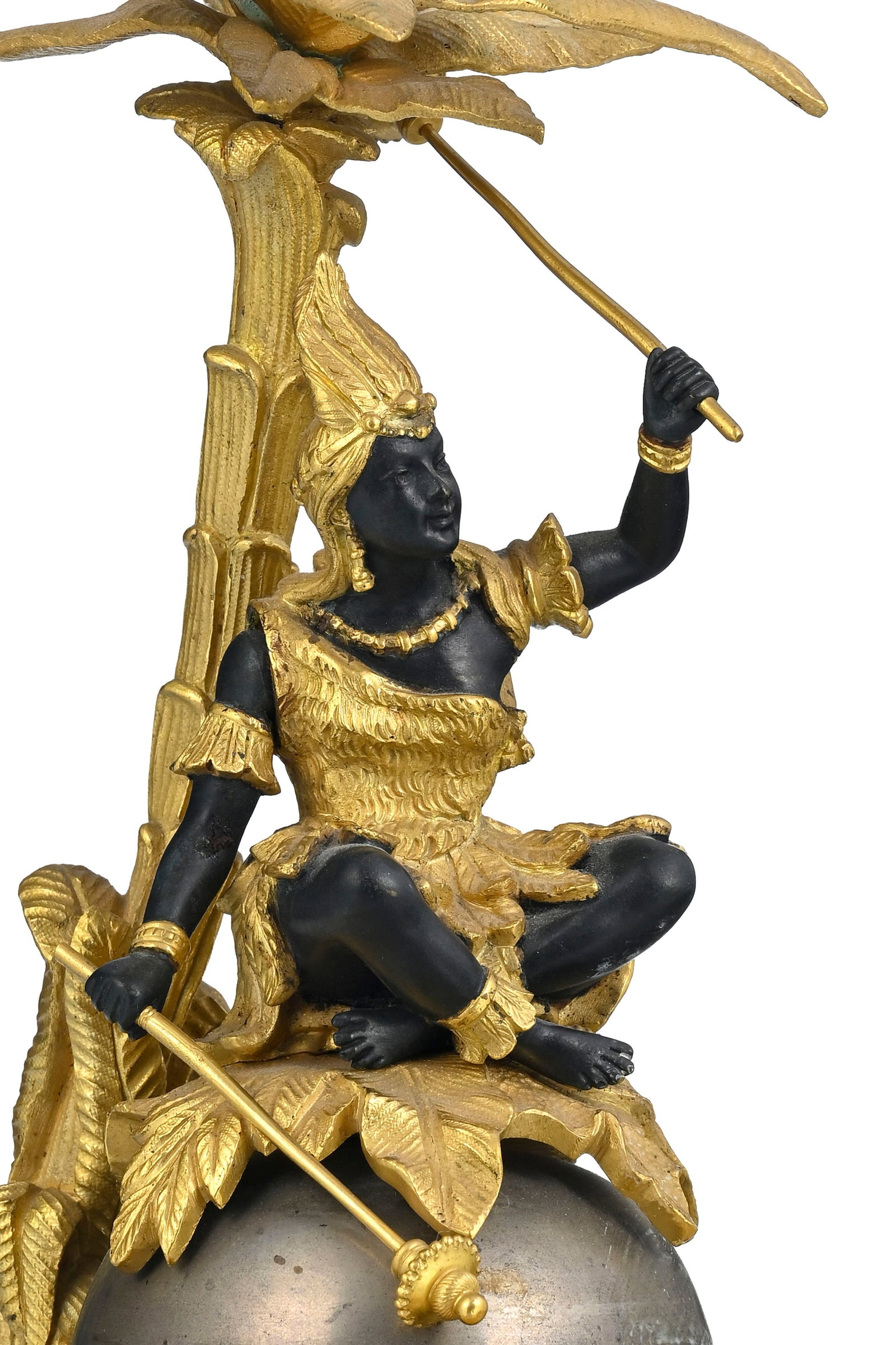 Sonnette de table, fin du XIXe s., en bronze patiné et doré, figurant une indienne aux bra - 2