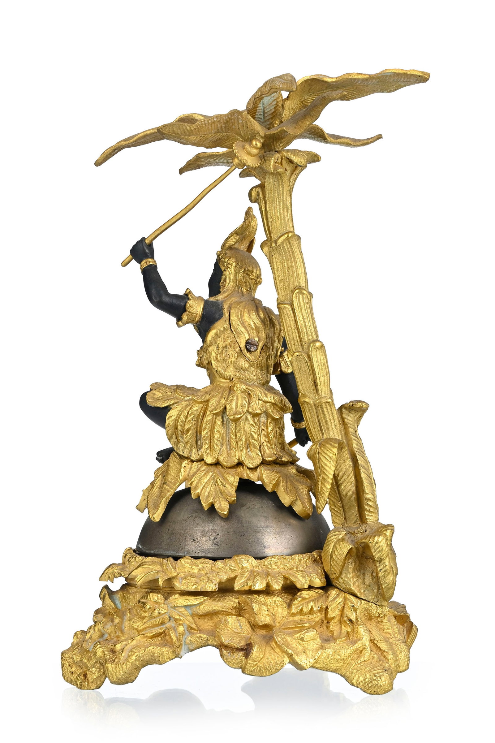 Sonnette de table, fin du XIXe s., en bronze patiné et doré, figurant une indienne aux bra - 3