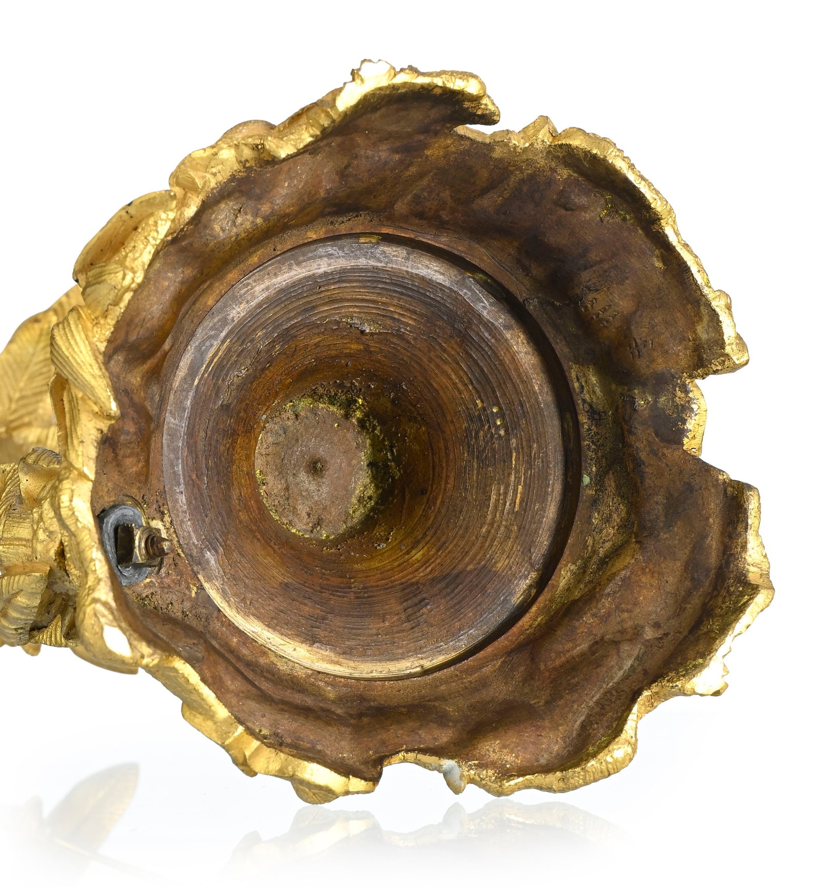 Sonnette de table, fin du XIXe s., en bronze patiné et doré, figurant une indienne aux bra - 4