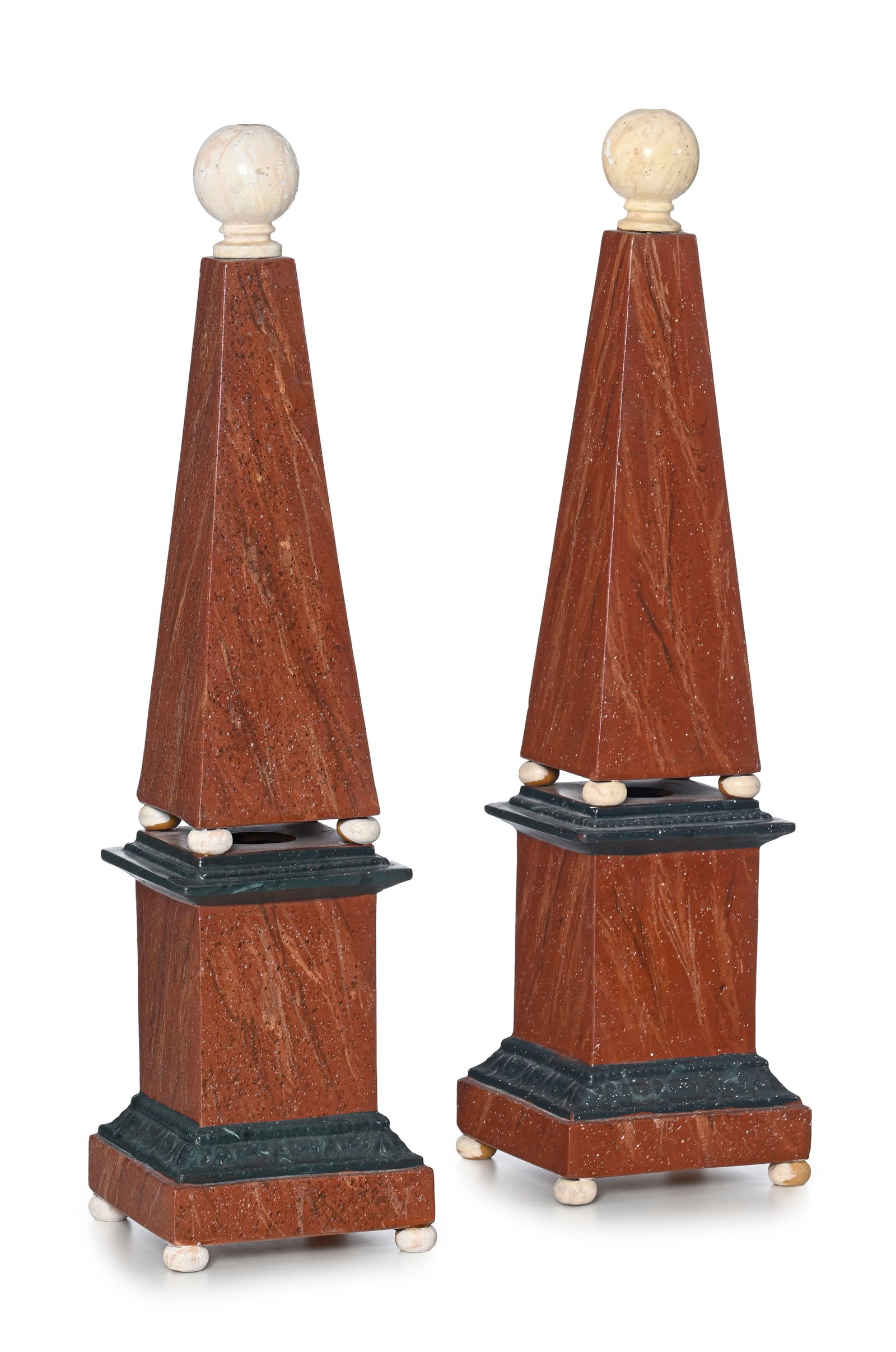 Paire d'obélisques, XXe s., en terre cuite peinte à l'imitation du marbre, h. 54 cm: Paire d'obélisques, XXe s., en terre cuite peinte à l'imitation du marbre, h. 54 cm Condition peinture s'écaillant au sommet restaurations