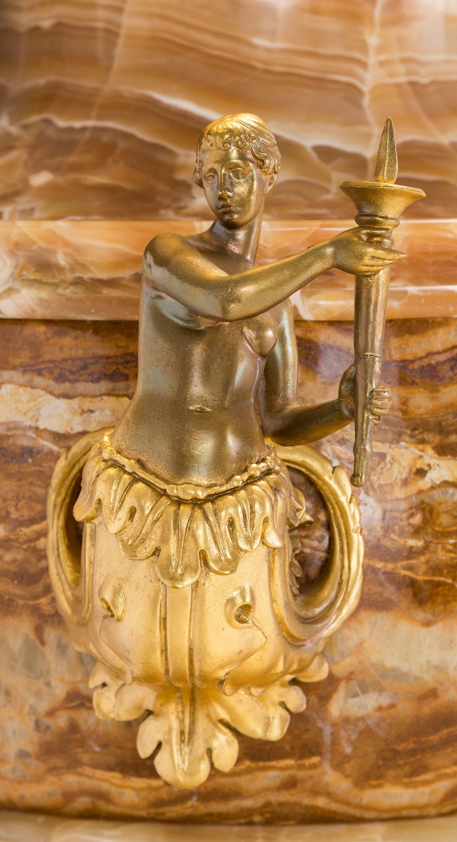 Vase couvert, XXe s., en onyx, monté en lampe, anses en bois et métal doré, h. 125 cm - 3