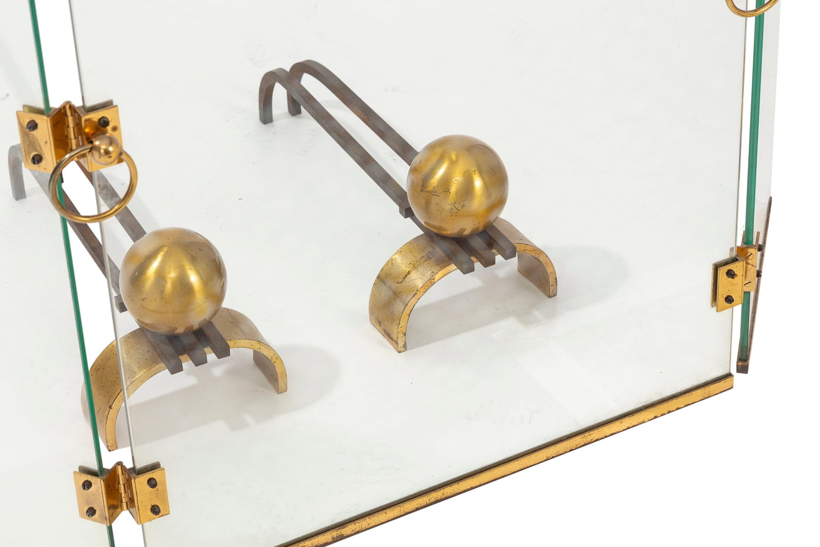 Paire de chenets modernistes et pare-feu, XXe s., en laiton et verre, dimensions des chenets: 21x19x - 3