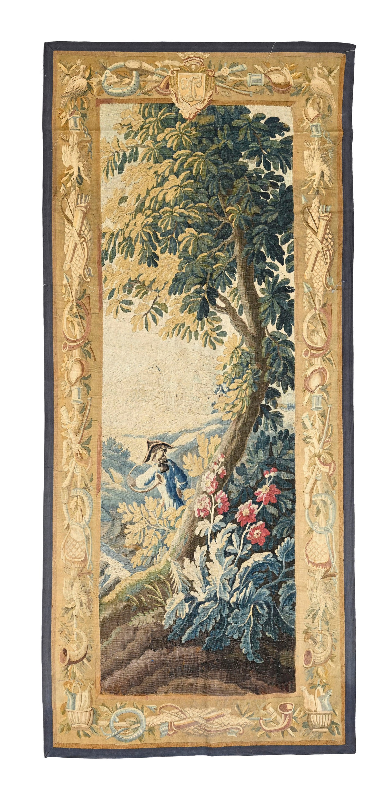 Portière en tapisserie d'Aubusson, en laine et soie polychromes, XVIIIe s., à décor d: Portière en tapisserie d'Aubusson, en laine et soie polychromes, XVIIIe s., à décor d'une scène de chasse dans un paysage arborisé, bordure agrémentée d'attributs su