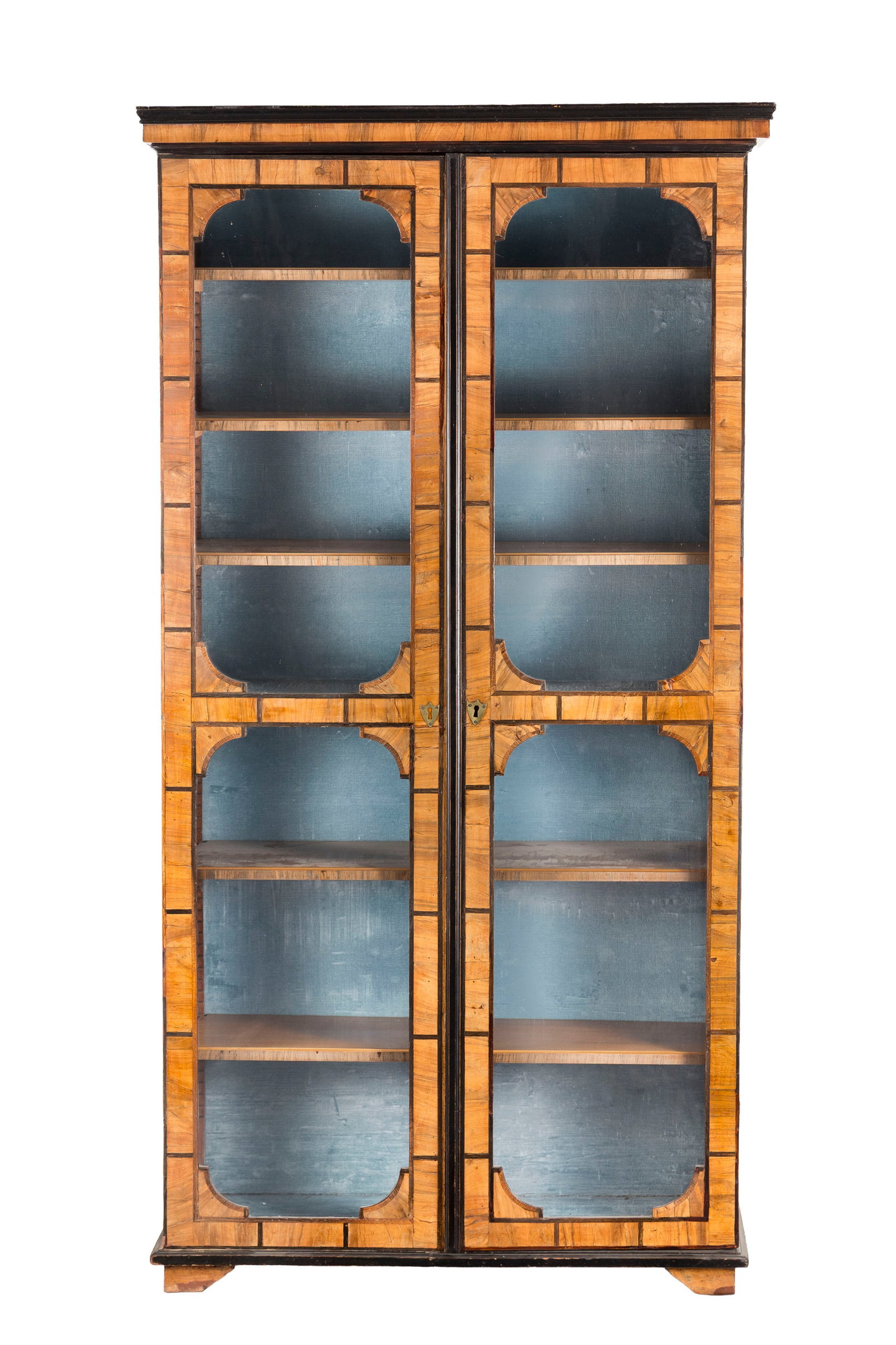 Bibliothèque d'époque Louis XIV, en noyer, bois noirci et filets de marqueterie, ouvrant p: Bibliothèque d'époque Louis XIV, en noyer, bois noirci et filets de marqueterie, ouvrant par deux portes partiellement vitrées, 199x105x40 cm Condition manques et restaurations au