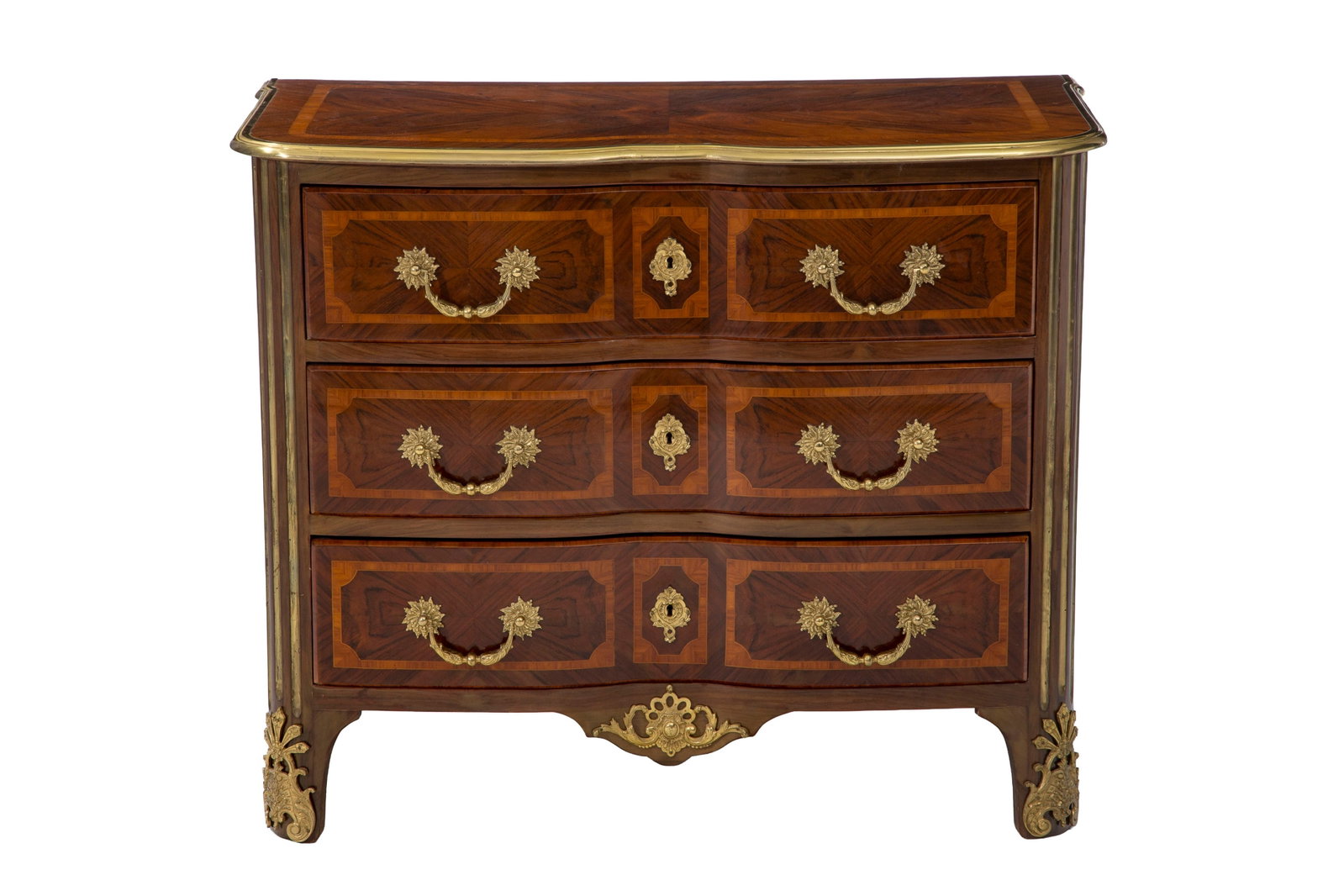 Commode de style Louis XIV, XXe s., en placage de bois de rose et palissandre, façade en arbal&: Commode de style Louis XIV, XXe s., en placage de bois de rose et palissandre, façade en arbalète ouvrant par trois tiroirs, montants à cannelures incrustés de laiton, 84x102x54