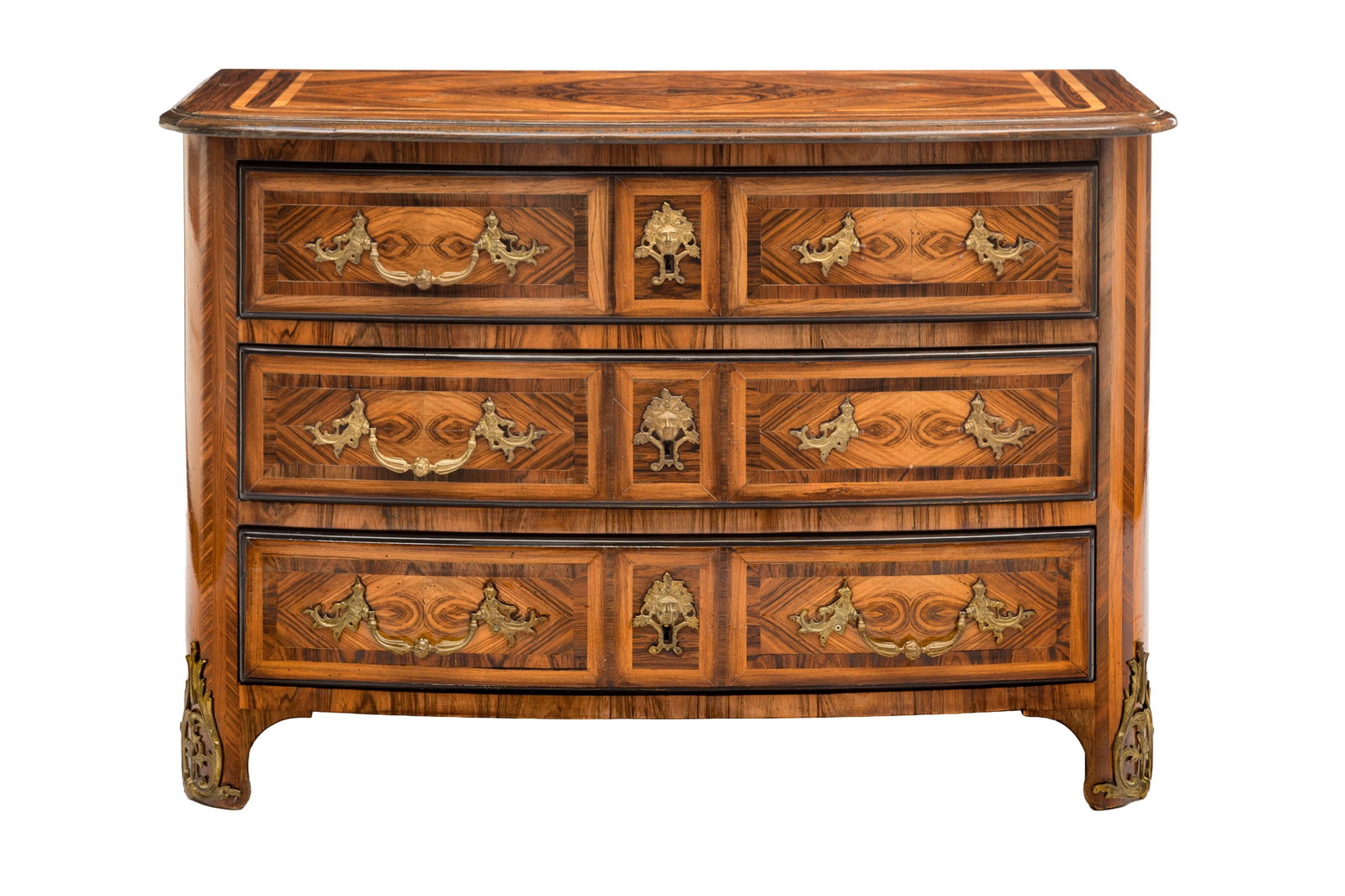 Commode de style Louis XIV, XXe s., en placage de palissandre, façade ouvrant par trois tiroirs: Commode de style Louis XIV, XXe s., en placage de palissandre, façade ouvrant par trois tiroirs, 81x120x62 cm Condition usures et manques au vernis rayures et marques au vernis pas de clé