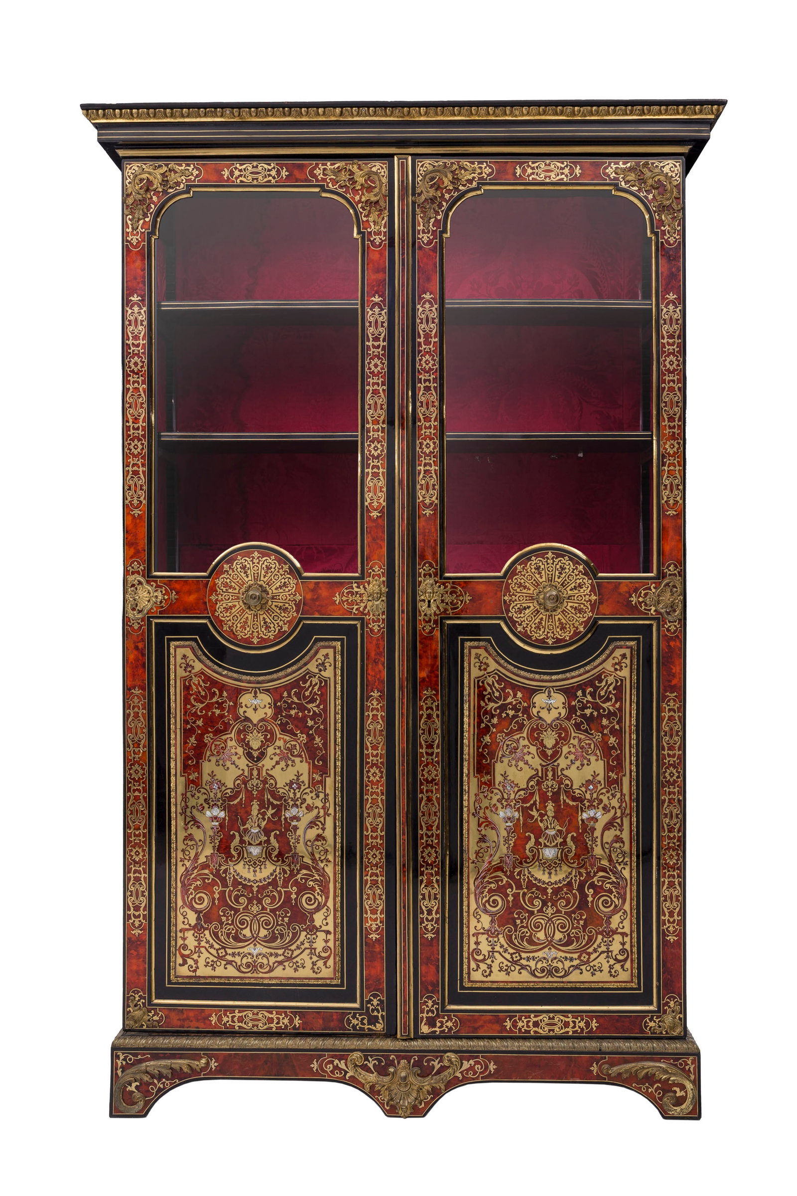 Bibliothèque d'époque Louis XIV, en marqueterie Boulle d'écaille rouge, nacre et lait: Bibliothèque d'époque Louis XIV, en marqueterie Boulle d'écaille rouge, nacre et laiton présentant un décor à la Bérain, riche ornementation de bronze doré,