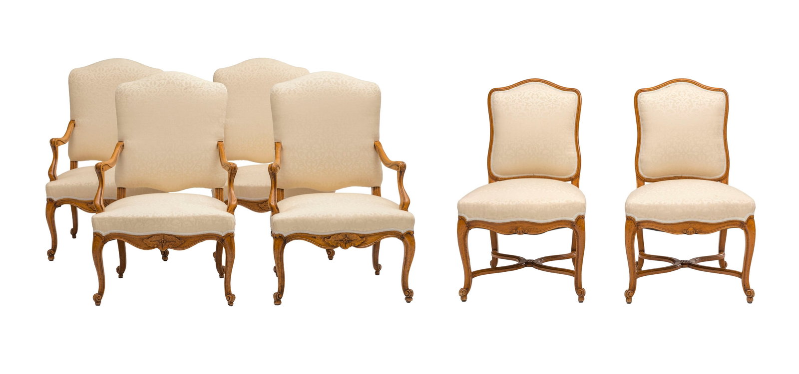 Suite de 4 fauteuils et paire de chaises à haut dossier de style Régence, XXe s., en bois : Suite de 4 fauteuils et paire de chaises à haut dossier de style Régence, XXe s., en bois naturel sculpté, pieds galbés, soierie beige damassée Condition traces d'insectes