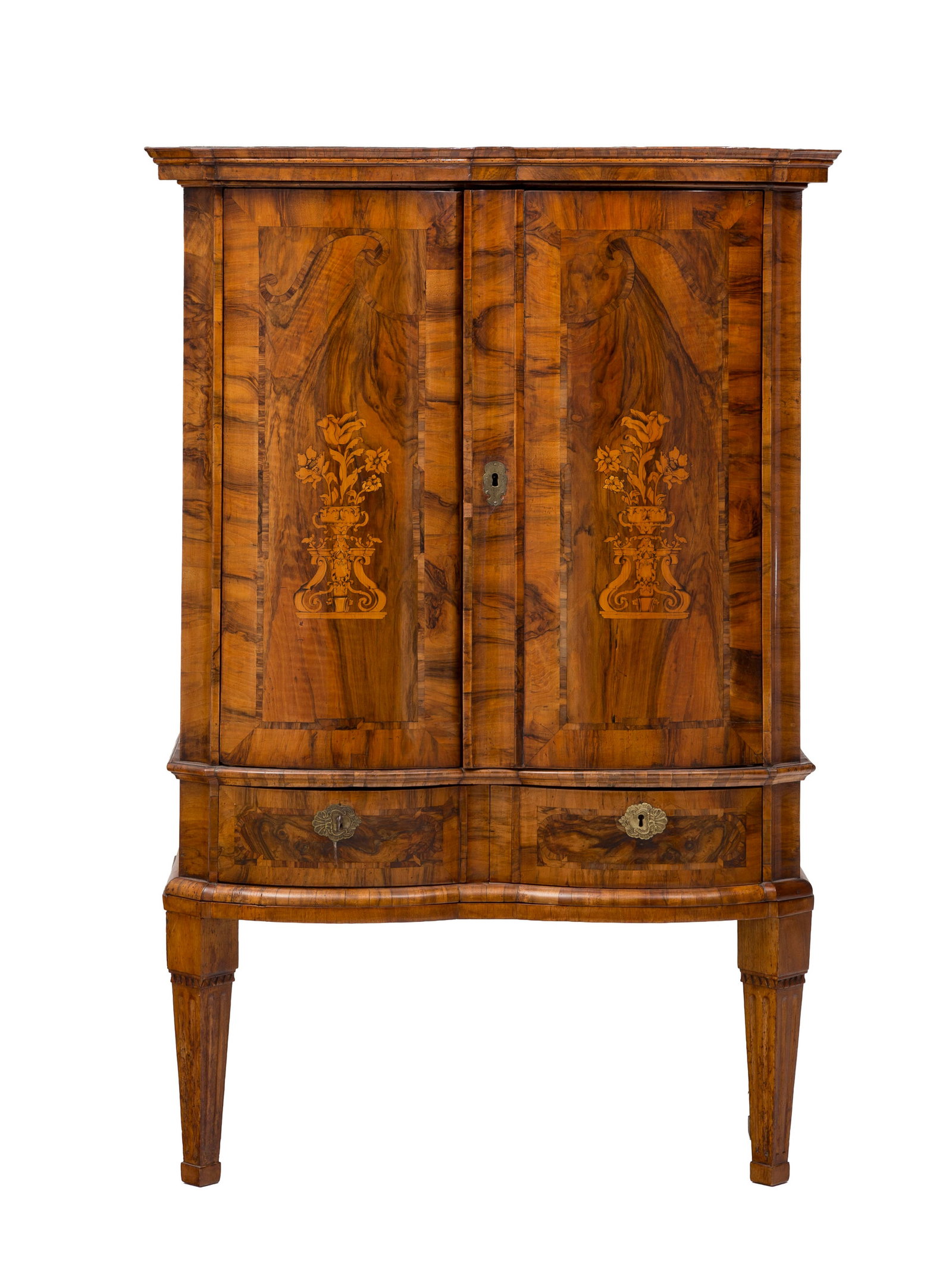 Cabinet, Allemagne ou Autriche, en partie du XVIIIe s., en placage de noyer et marqueterie à d&: Cabinet, Allemagne ou Autriche, en partie du XVIIIe s., en placage de noyer et marqueterie à décor de pots fleuris, façade galbée ouvrant par deux vantaux, partie basse ouvrant