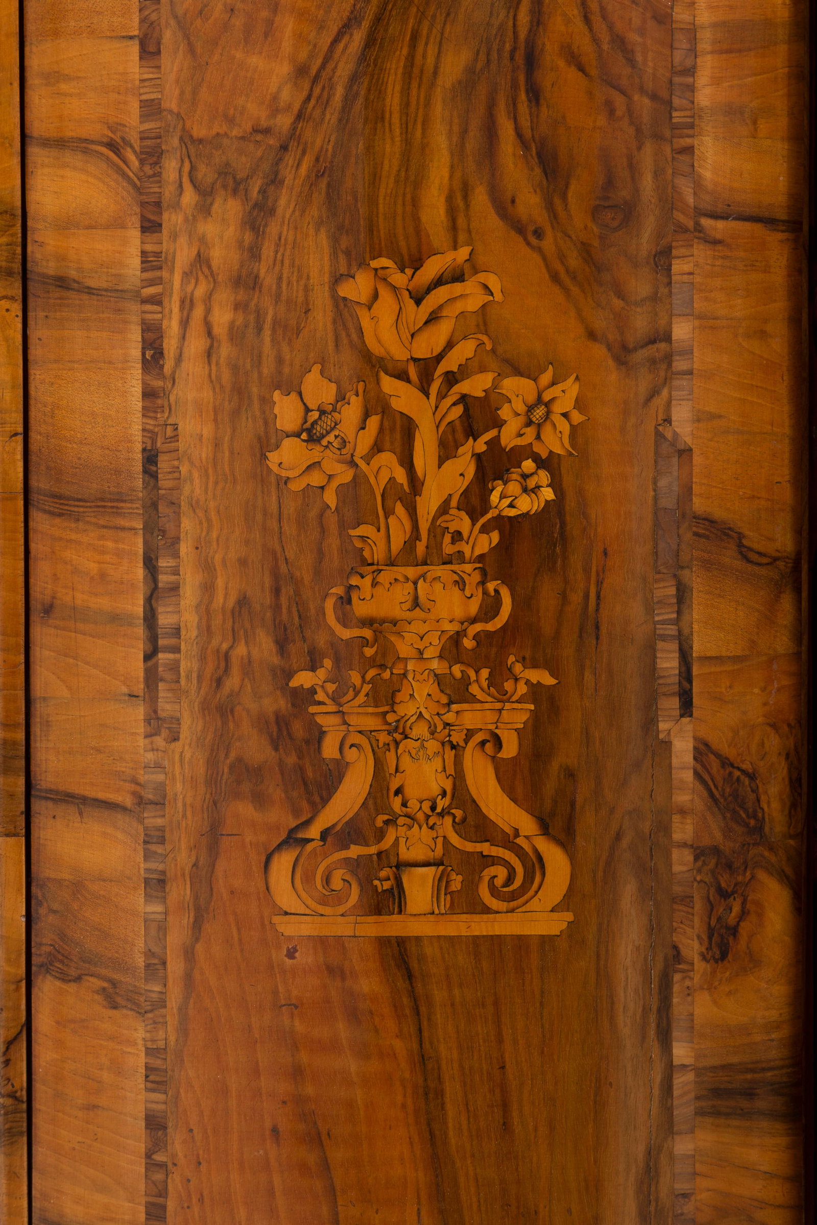 Cabinet, Allemagne ou Autriche, en partie du XVIIIe s., en placage de noyer et marqueterie à d& - 2