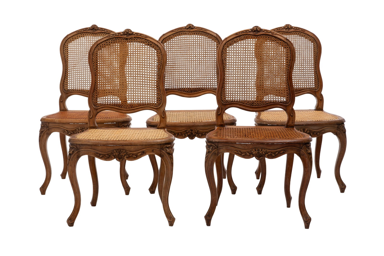 Suite de 5 chaises d'époque Louis XV, en hêtre mouluré et sculpté de fleurettes,: Suite de 5 chaises d'époque Louis XV, en hêtre mouluré et sculpté de fleurettes, assise et dossier cannée, pieds galbés, portent une estampilles H. ARMAND et JME Conditio
