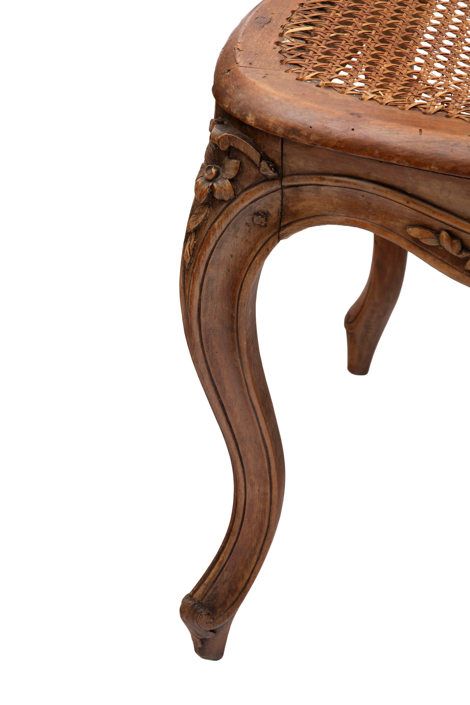 Suite de 5 chaises d'époque Louis XV, en hêtre mouluré et sculpté de fleurettes, - 2
