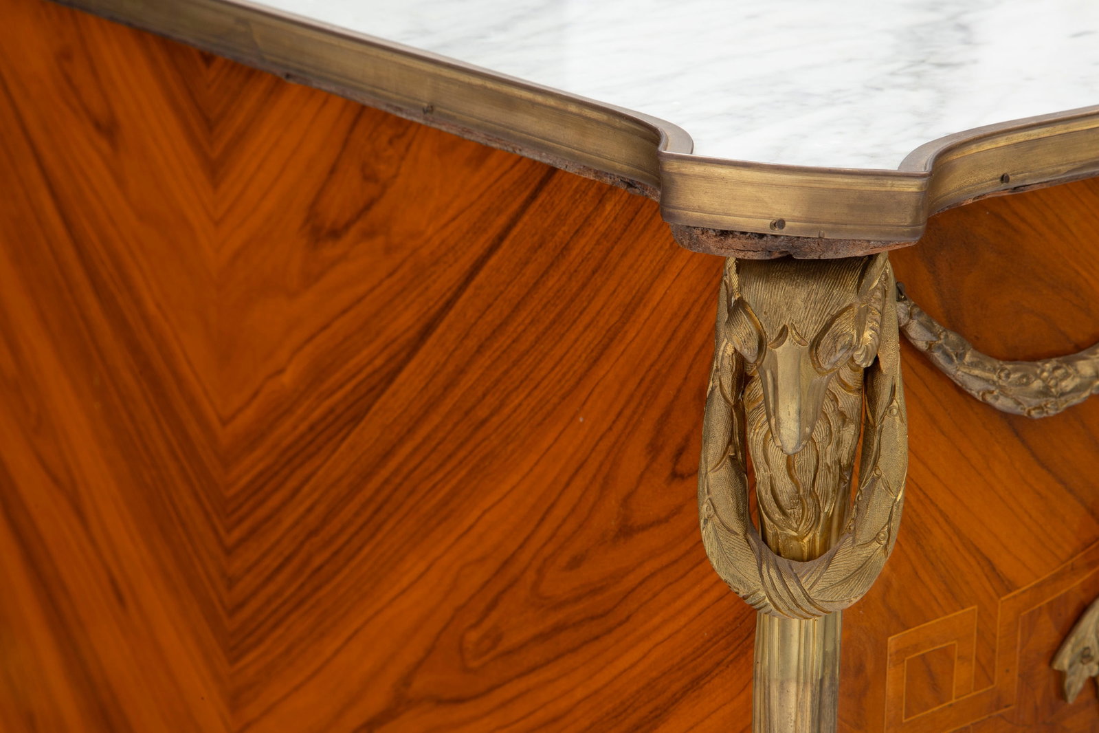 Cabinet de style Louis XV d'après un modèle de Jean-François Oeben, XXe s., en placag - 3