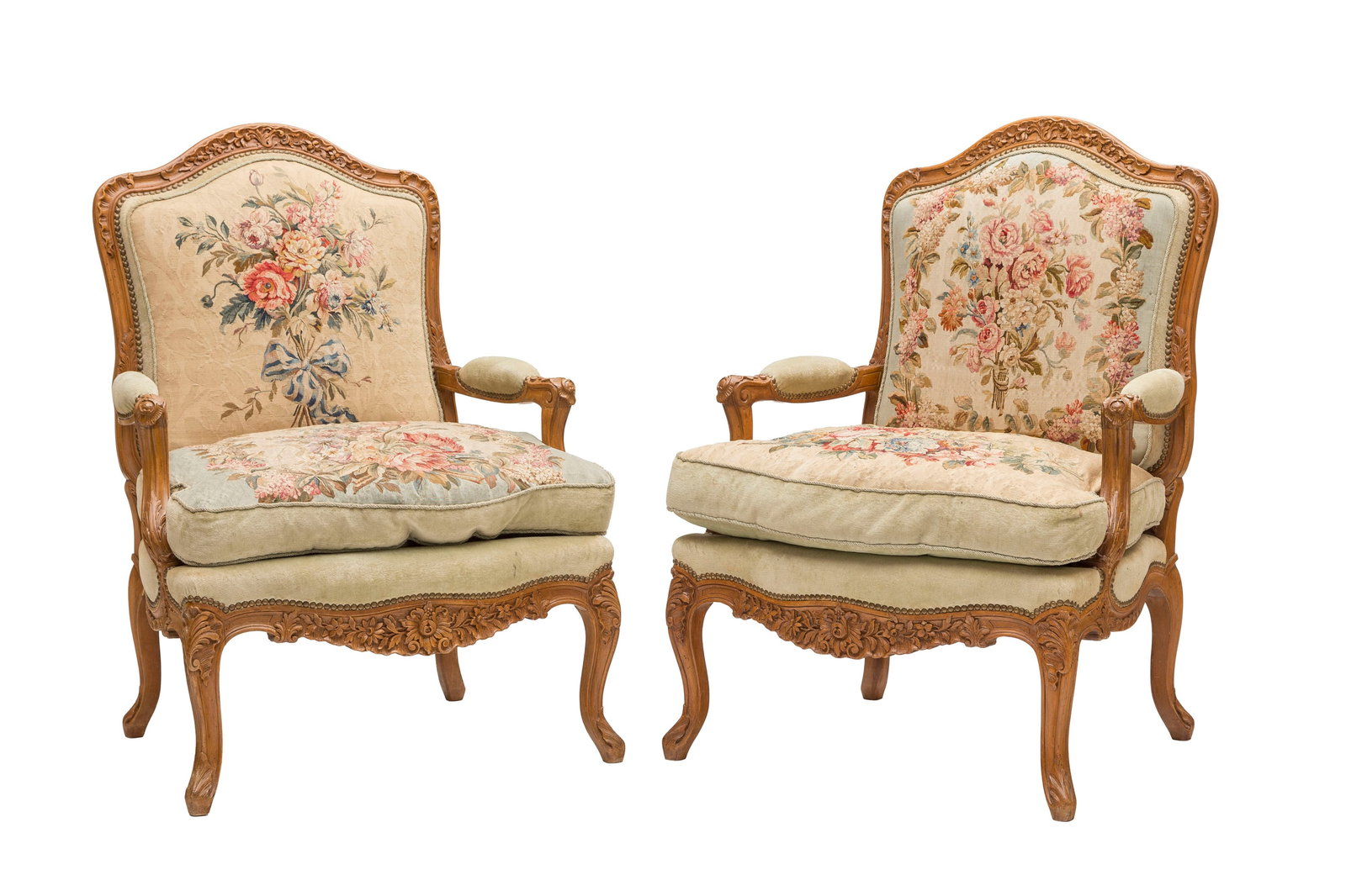 Paire de fauteuils de style Louis XV, XXe s., en bois naturel sculpté de rocailles, fleurs et f: Paire de fauteuils de style Louis XV, XXe s., en bois naturel sculpté de rocailles, fleurs et feuilles d'acanthe, garniture en tapisserie à décor floral, pieds galbés Condition
