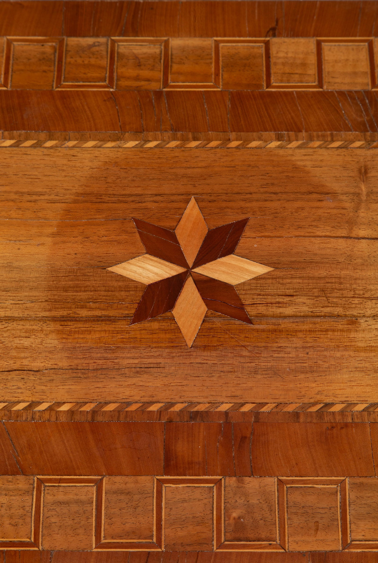 Table à jeu, Suisse, XIXe s., en placage de bois fruitier et filets de marqueterie, plateau s'o - 2