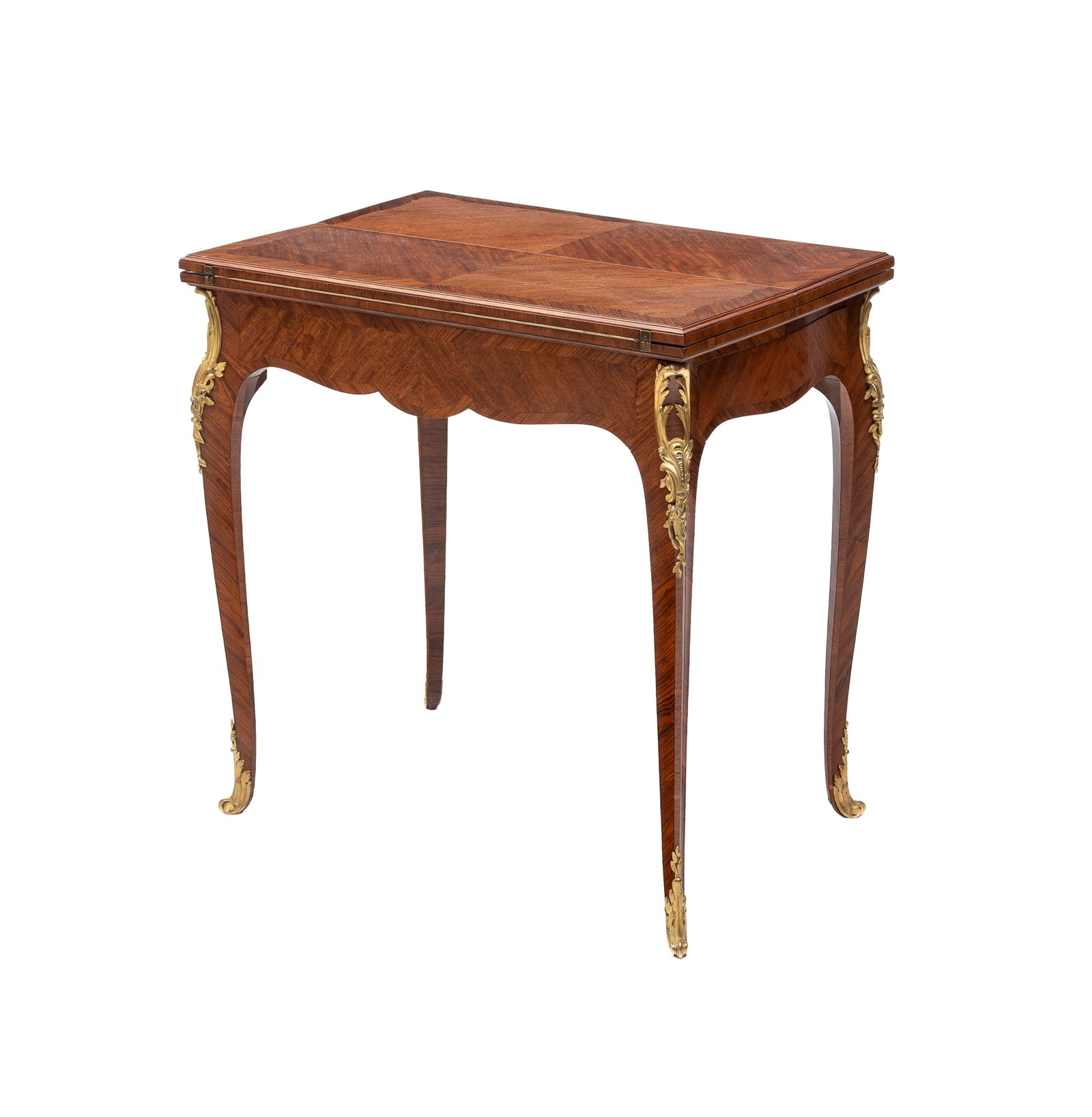 Table à jeux de style Louis XV, XXe s., en placage de bois de rose, ouvrant par deux tiroirs su: Table à jeux de style Louis XV, XXe s., en placage de bois de rose, ouvrant par deux tiroirs sur les côtés, plateau s'ouvrant par deux volets et garni de feutre vert, pieds