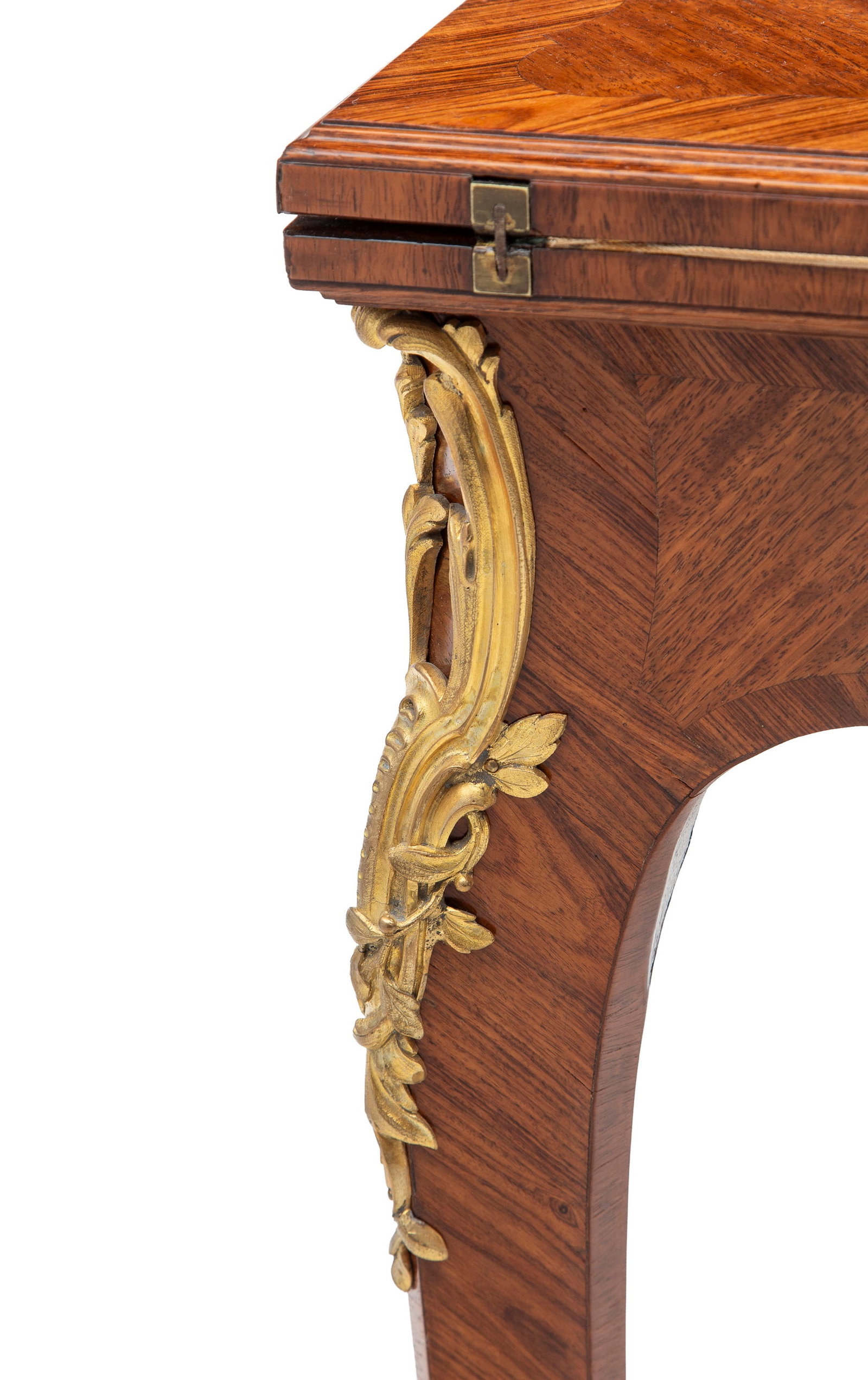 Table à jeux de style Louis XV, XXe s., en placage de bois de rose, ouvrant par deux tiroirs su - 2