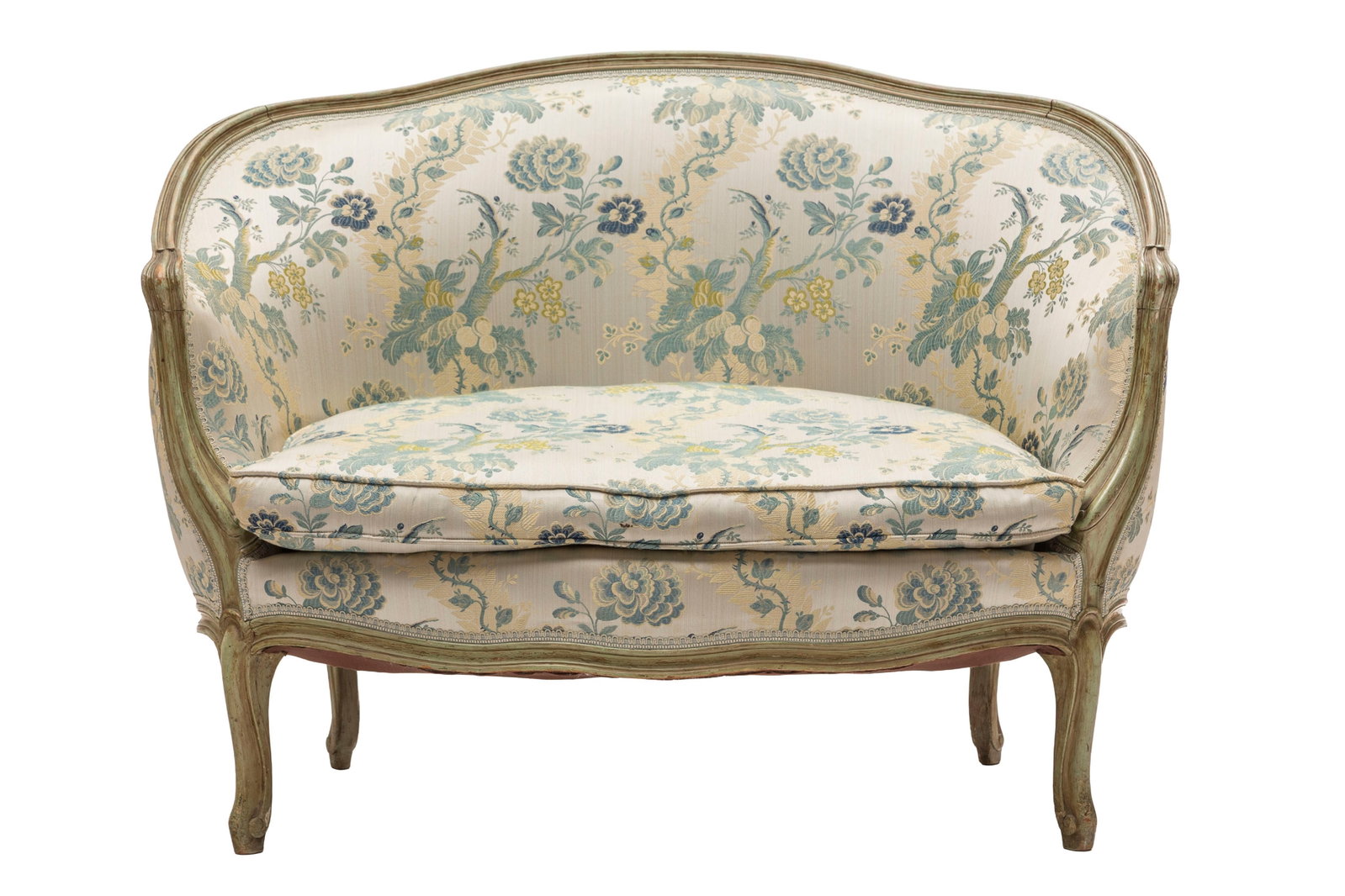 Petit canapé corbeille de style Louis XV, XXe s., en bois mouluré peint gris/vert, pieds g: Petit canapé corbeille de style Louis XV, XXe s., en bois mouluré peint gris/vert, pieds galbés, soierie beige fleurie, long. 115 cm