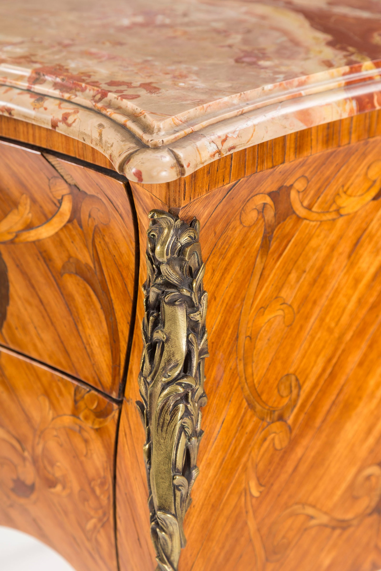 Commode de style Louis XV, XXe s., en placage de bois de rose et marqueterie à décor de gu - 2