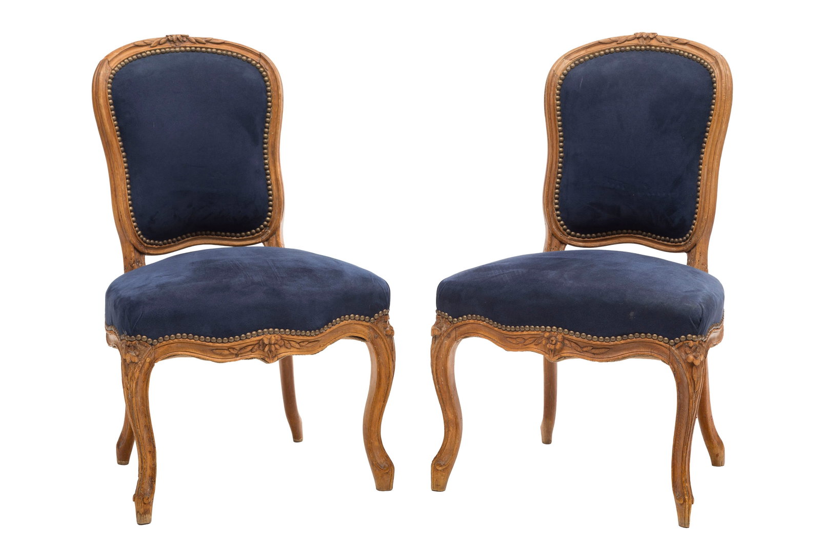 Paire de chaises en cabriolet d'époque Louis XV, en hêtre mouluré et sculpté : Paire de chaises en cabriolet d'époque Louis XV, en hêtre mouluré et sculpté à décor de fleurs, garniture en alcantara bleu Condition insolation, taches et marques au