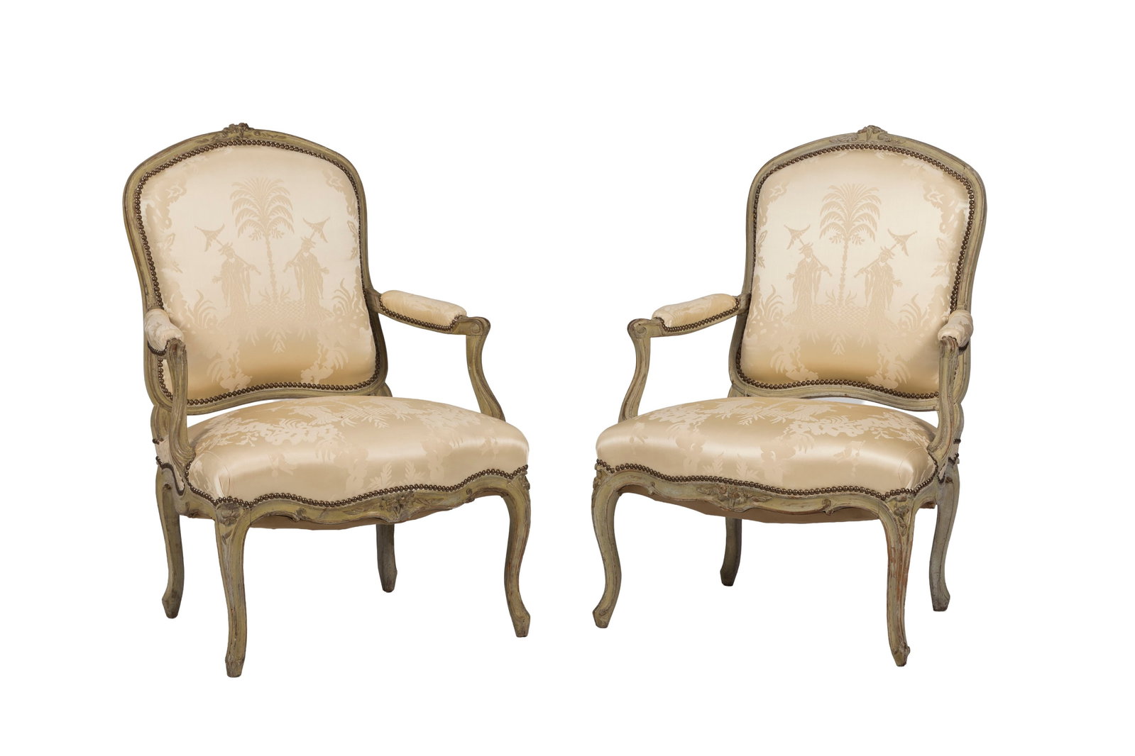 Paire de fauteuils à la reine d'époque Louis XV, en bois mouluré et peint gris à: Paire de fauteuils à la reine d'époque Louis XV, en bois mouluré et peint gris à décor sculpté de fleurs, pieds galbés, garniture de soierie beige à décor