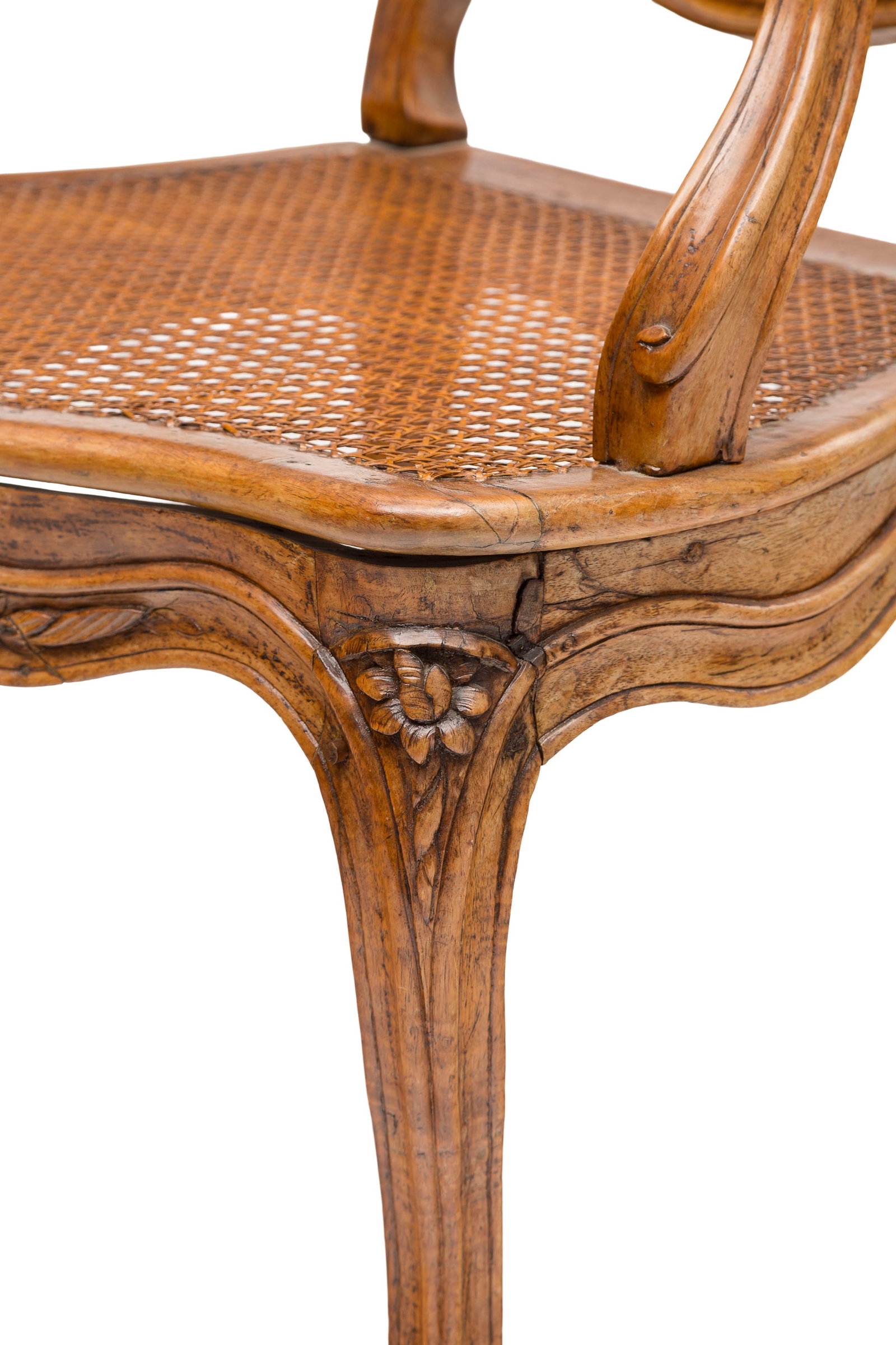 Paire de fauteuils cabriolets d'époque Louis XV, en noyer mouluré et sculpté à d - 2