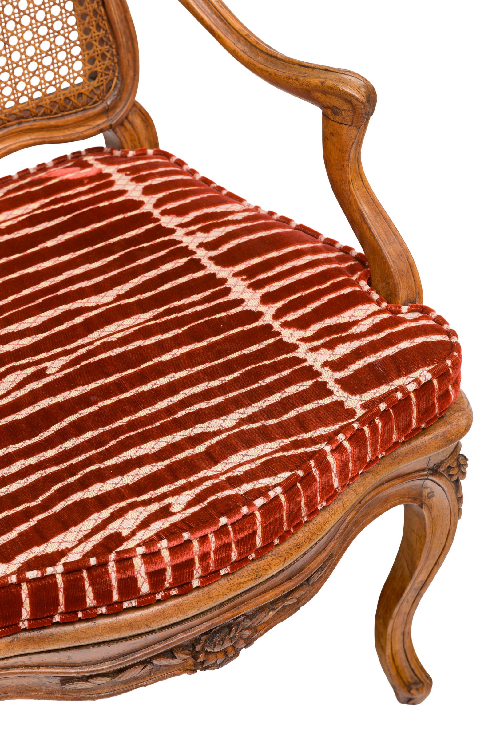 Paire de fauteuils cabriolets d'époque Louis XV, en noyer mouluré et sculpté à d - 3