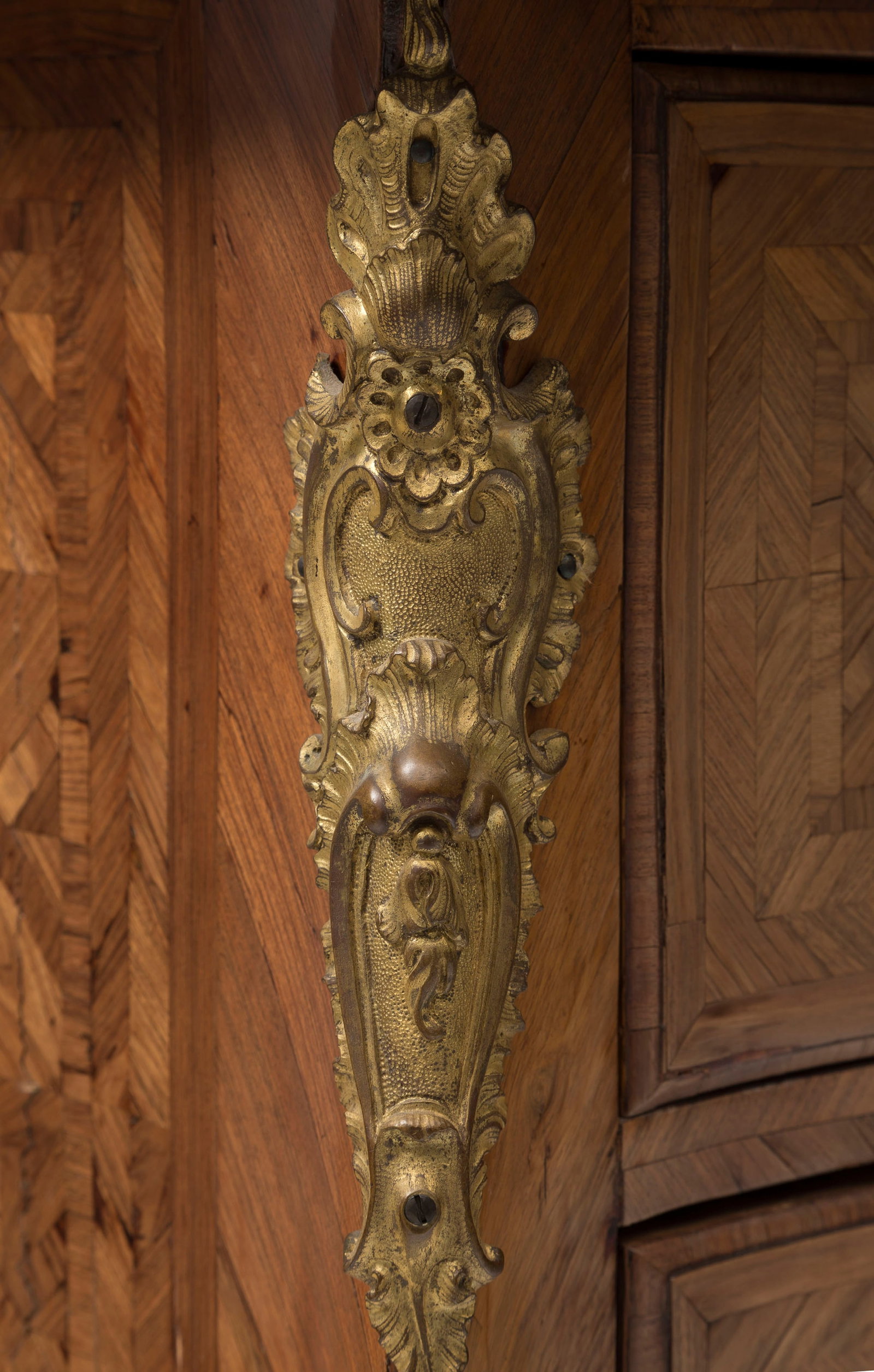 Commode d'époque Louis XV, en marqueterie de motifs géométriques, façade galb - 2