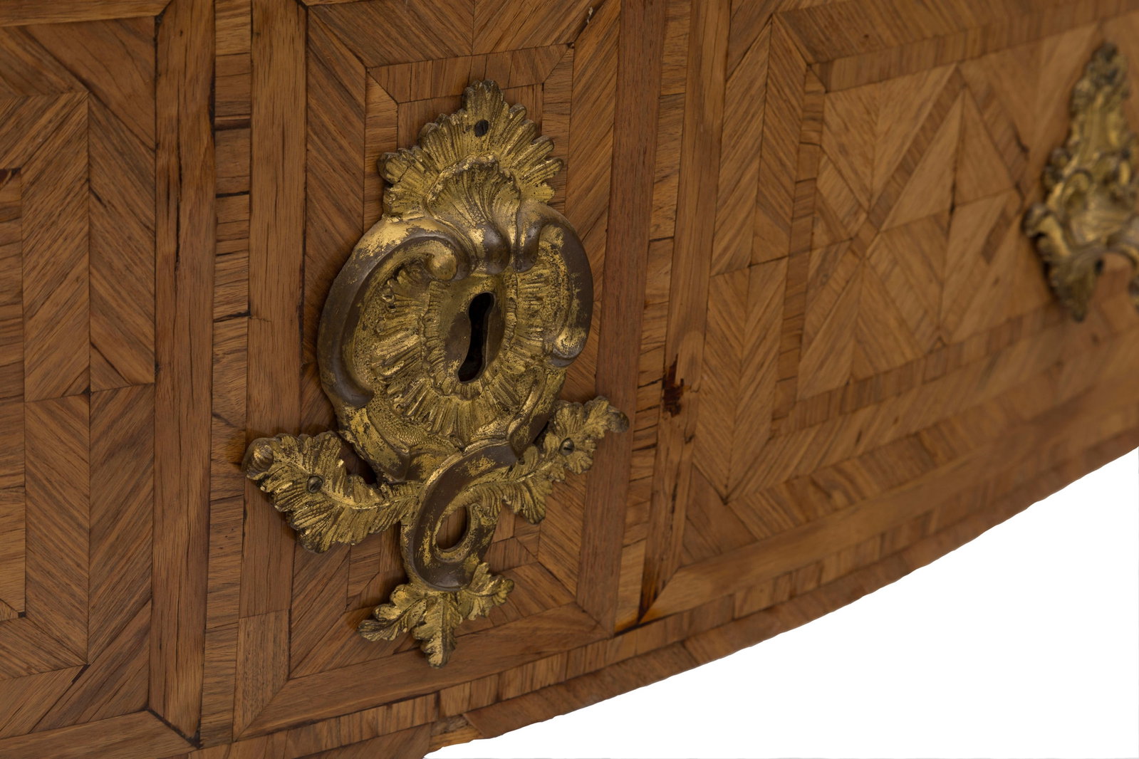 Commode d'époque Louis XV, en marqueterie de motifs géométriques, façade galb - 3