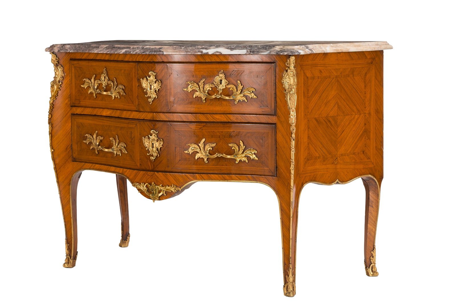 Commode de style Louis XV estampillée Mailfert, XXe s., en placage de bois fruitier, façad: Commode de style Louis XV estampillée Mailfert, XXe s., en placage de bois fruitier, façade galbée ouvrant par trois tiroirs sur deux rangs, plateau en marbre, 89x132x64 cm Condition