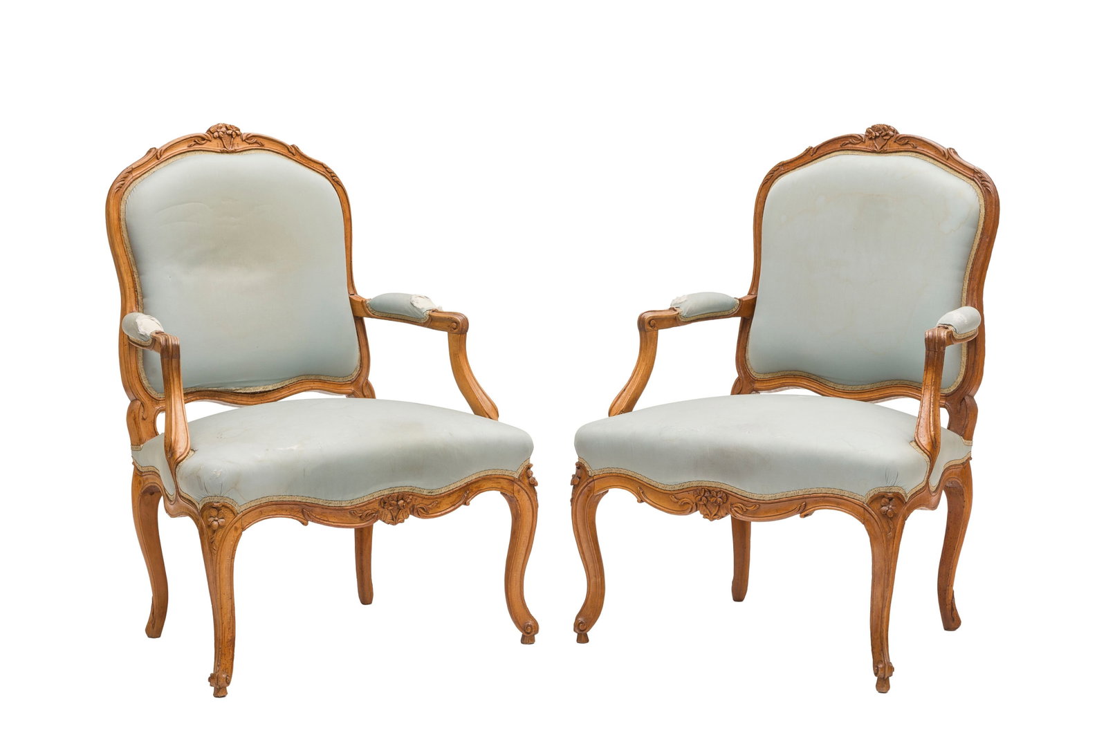 Paire de fauteuils à la reine d'époque Louis XV estampillés I. POTHIER, en hêtre: Paire de fauteuils à la reine d'époque Louis XV estampillés I. POTHIER, en hêtre mouluré et sculpté à décor de fleurs, soierie grise (abîmée)