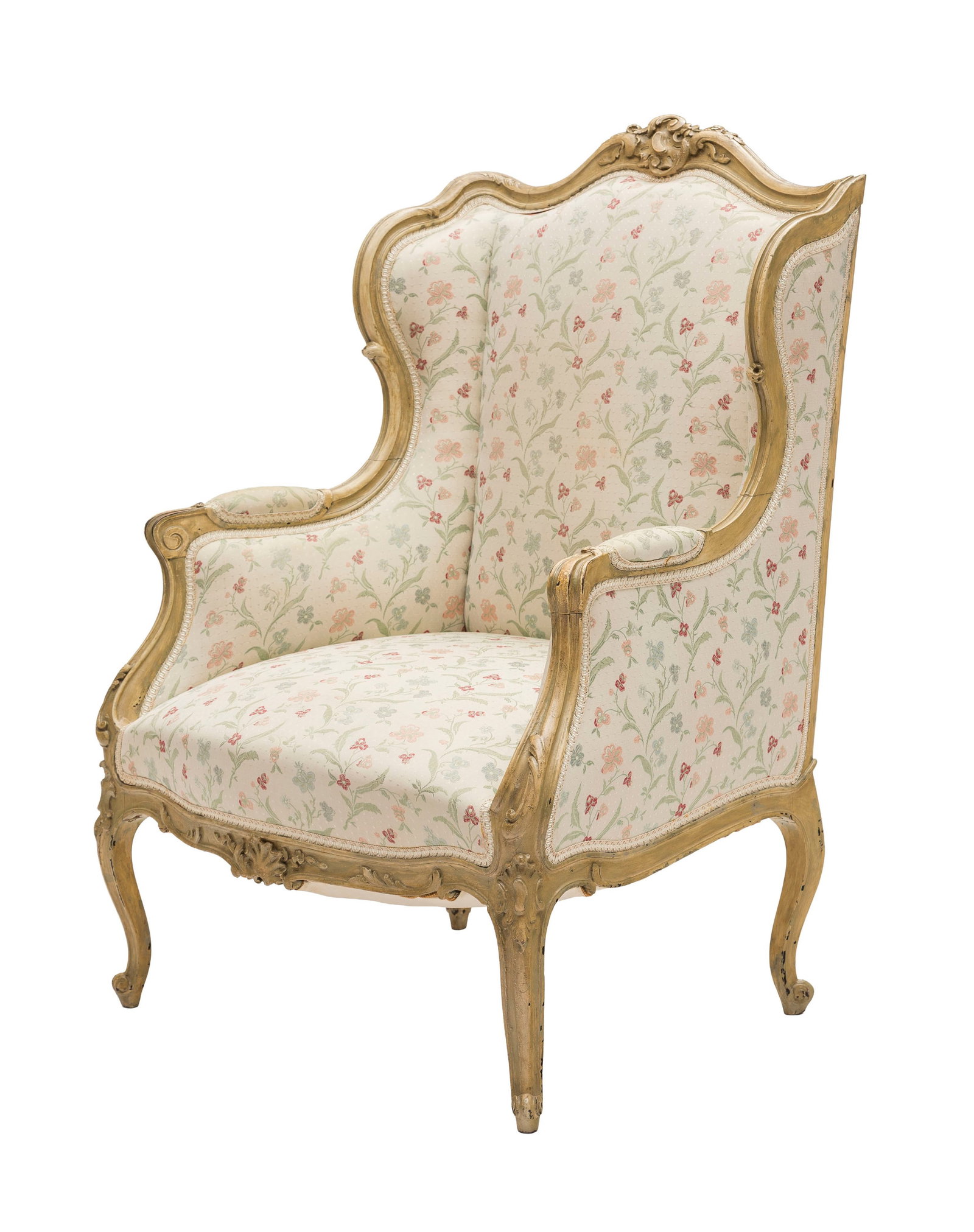 Bergère de style Louis XV, XIXe s., en bois peint beige à décor sculpté de coqui: Bergère de style Louis XV, XIXe s., en bois peint beige à décor sculpté de coquilles asymétriques, tissu beige fleuri Condition manques à la peinture