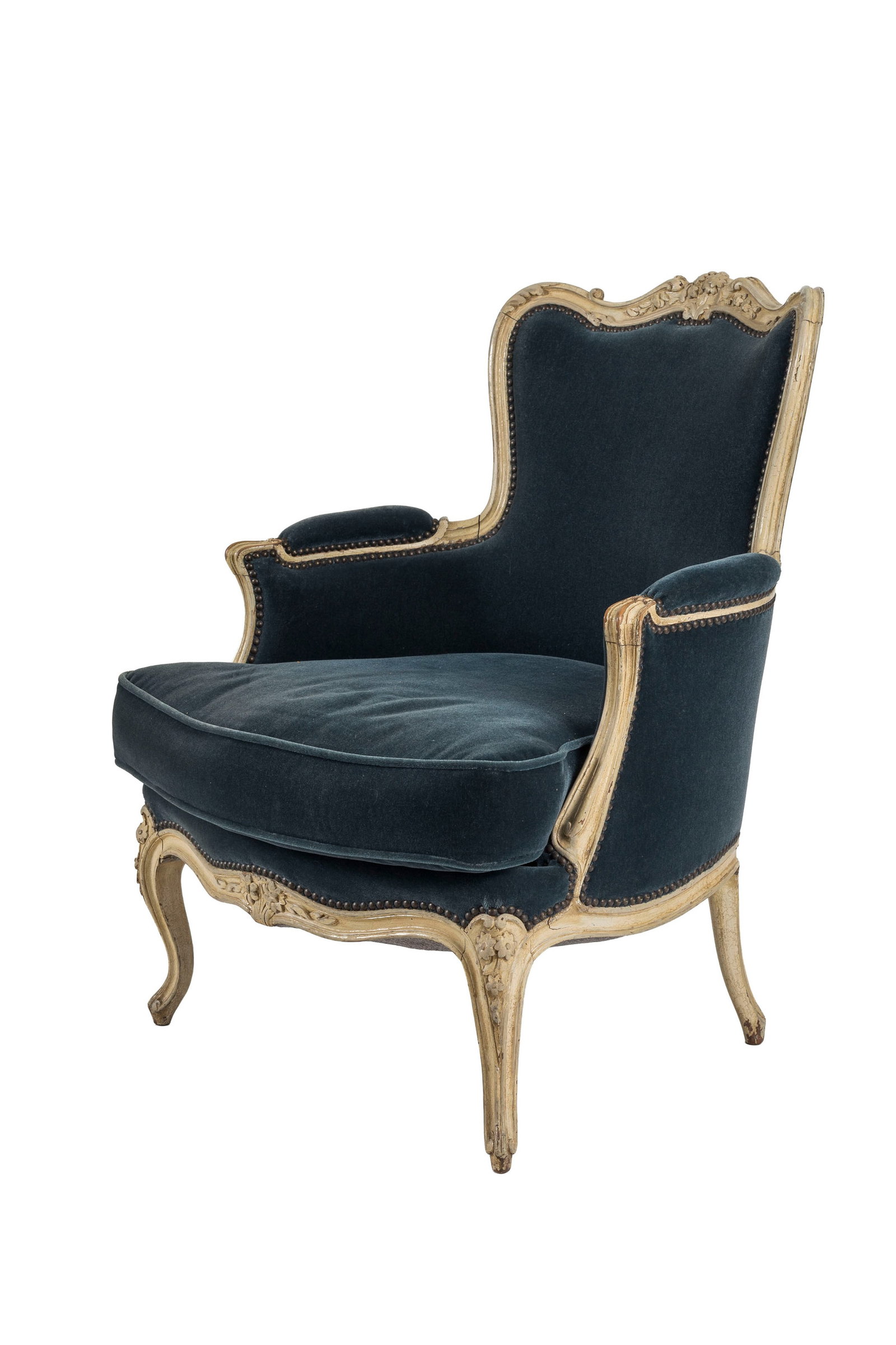 Bergère de style Louis XV, XIXe s., en bois peint beige à décor sculpté de fleur: Bergère de style Louis XV, XIXe s., en bois peint beige à décor sculpté de fleurs, garniture en velours bleu Condition usures et manques à la peinture