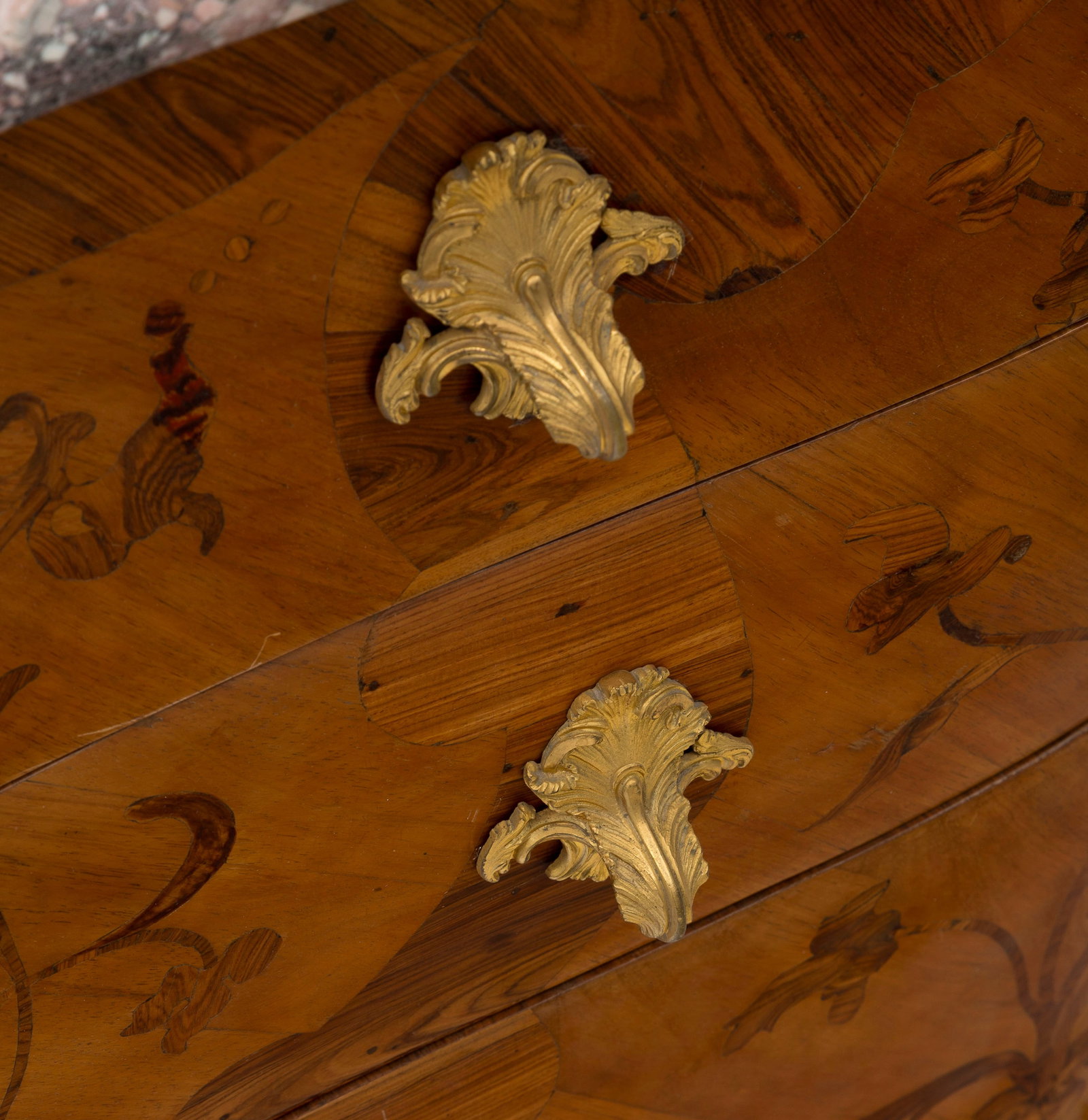 Importante commode d'époque Louis XV, en placage de bois de rose à décor marqueté - 2