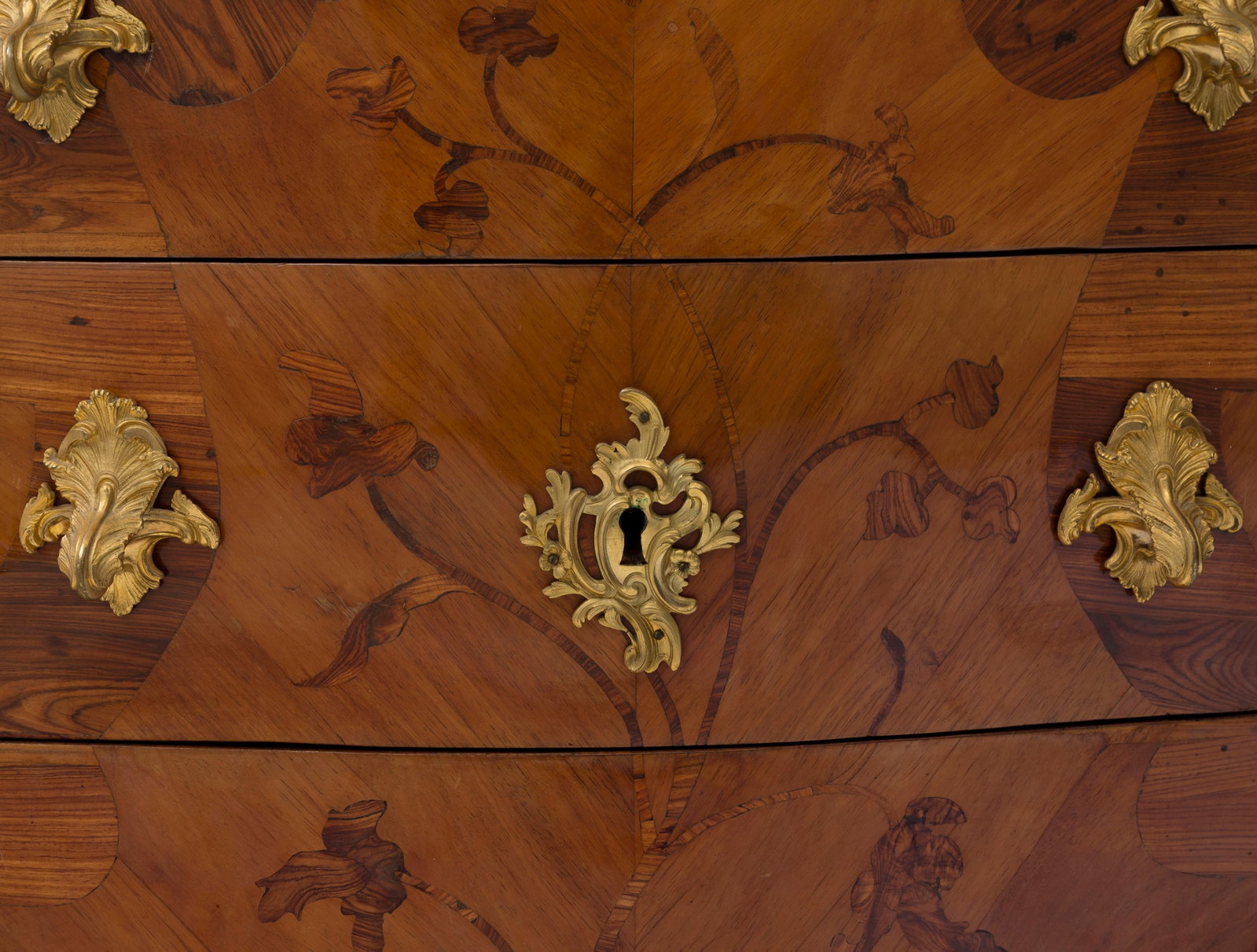 Importante commode d'époque Louis XV, en placage de bois de rose à décor marqueté - 4