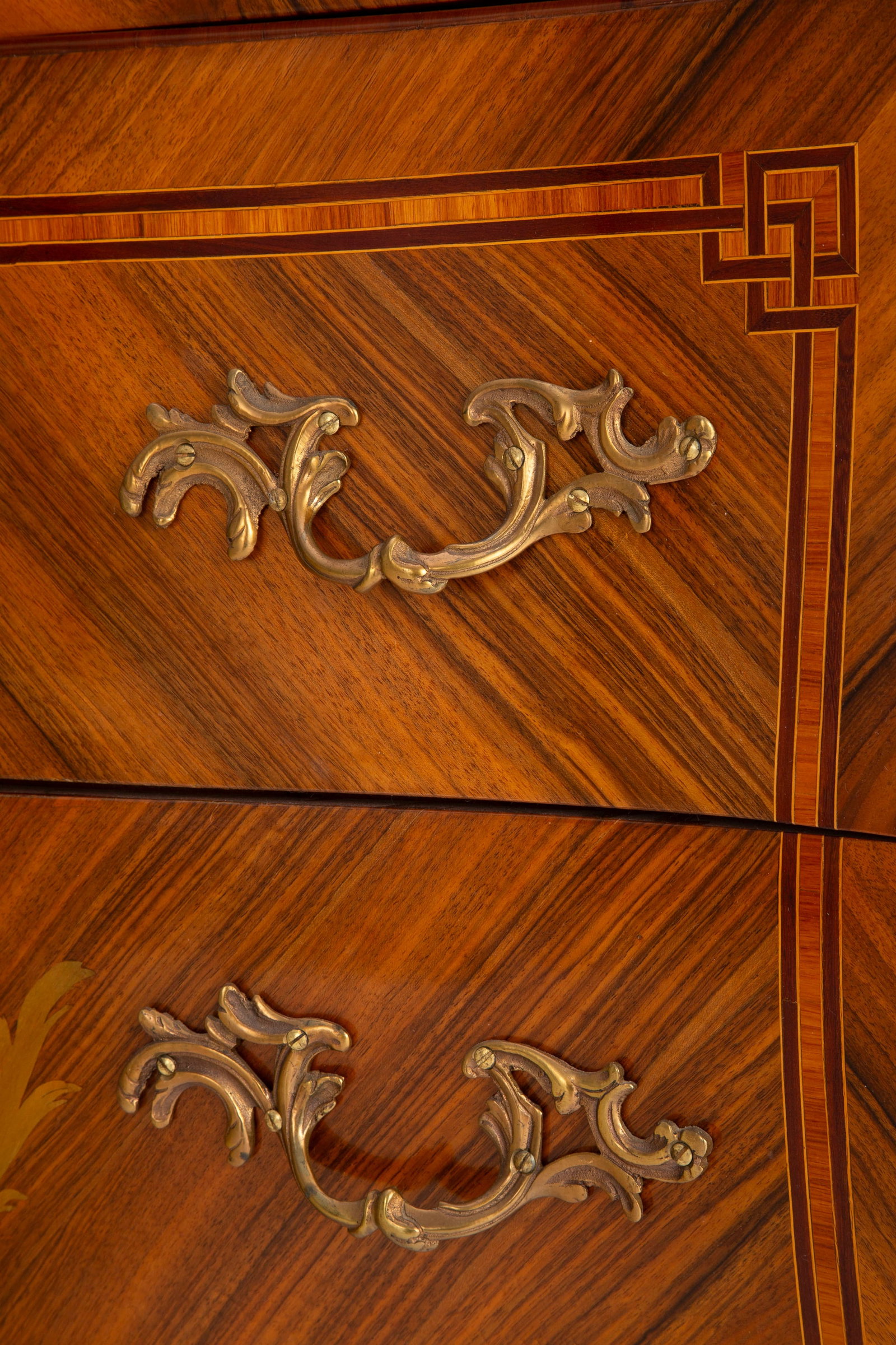 Commode, Italie, XVIIIe s., en placage de palissandre et filets de marqueterie formant encadrements, - 2