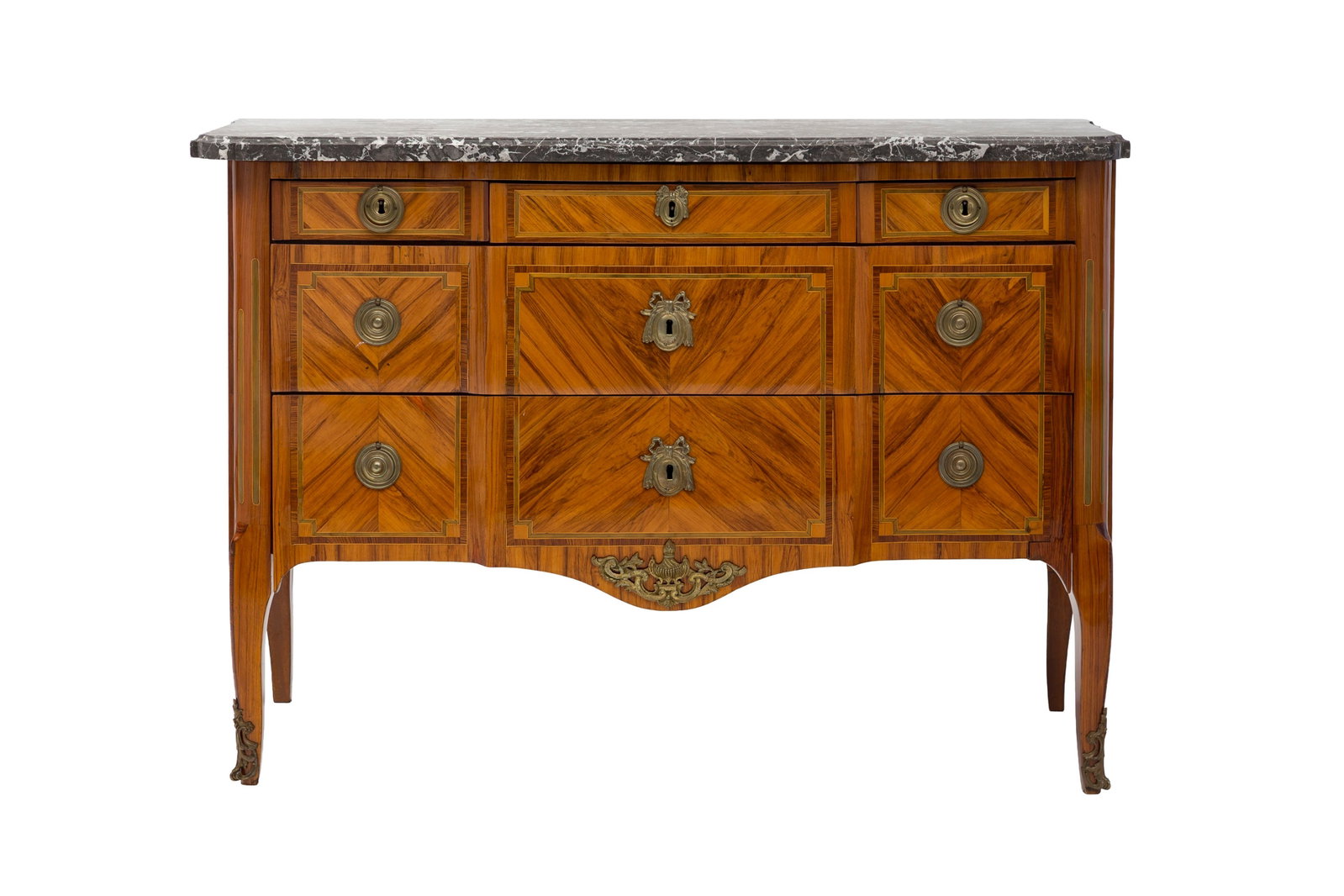 Commode d'époque Transition estampillée LARDIN, en placage de bois de rose et filets de ma: Commode d'époque Transition estampillée LARDIN, en placage de bois de rose et filets de marqueterie, façade à ressaut ouvrant par cinq tiroirs sur trois rangs, montants à cann