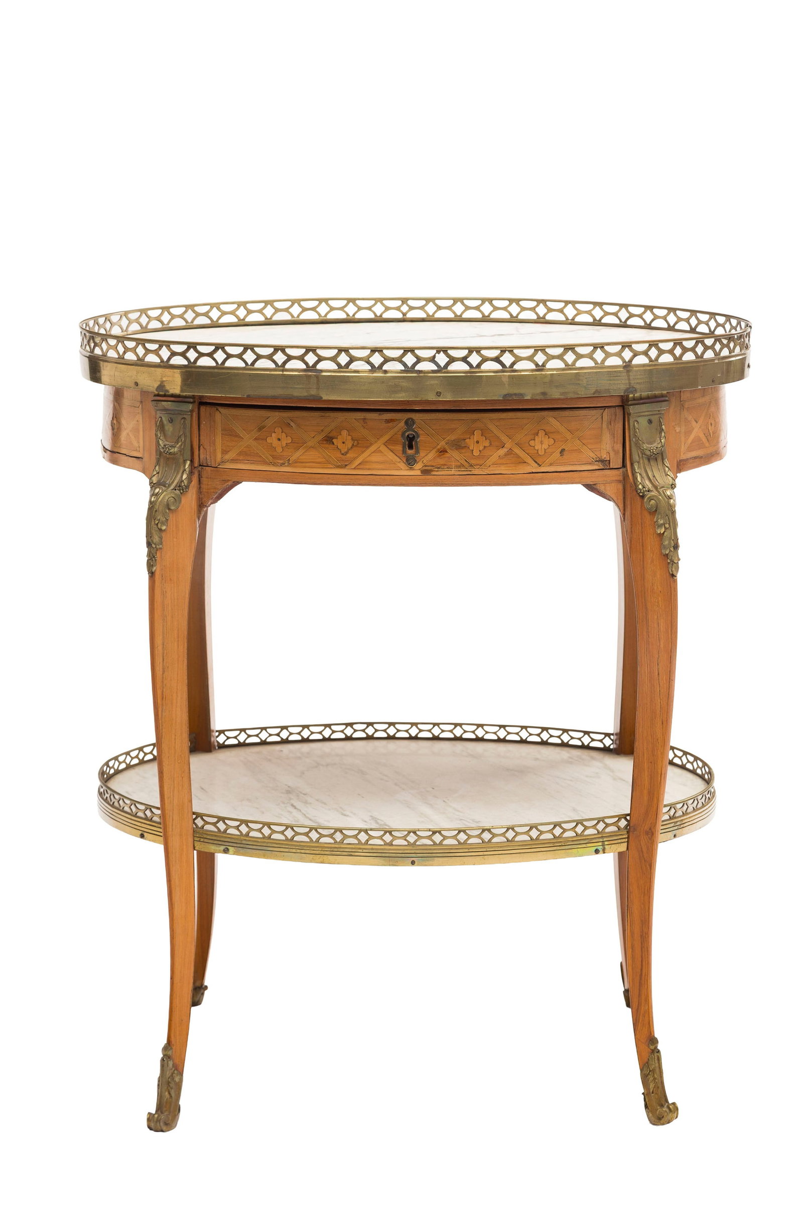 Table de salon d'époque Transition, en marqueterie de motifs géométriques, ouvrant pa: Table de salon d'époque Transition, en marqueterie de motifs géométriques, ouvrant par un tiroir en ceinture, pieds galbés réunis par une tablette d'entretoise, plateaux en