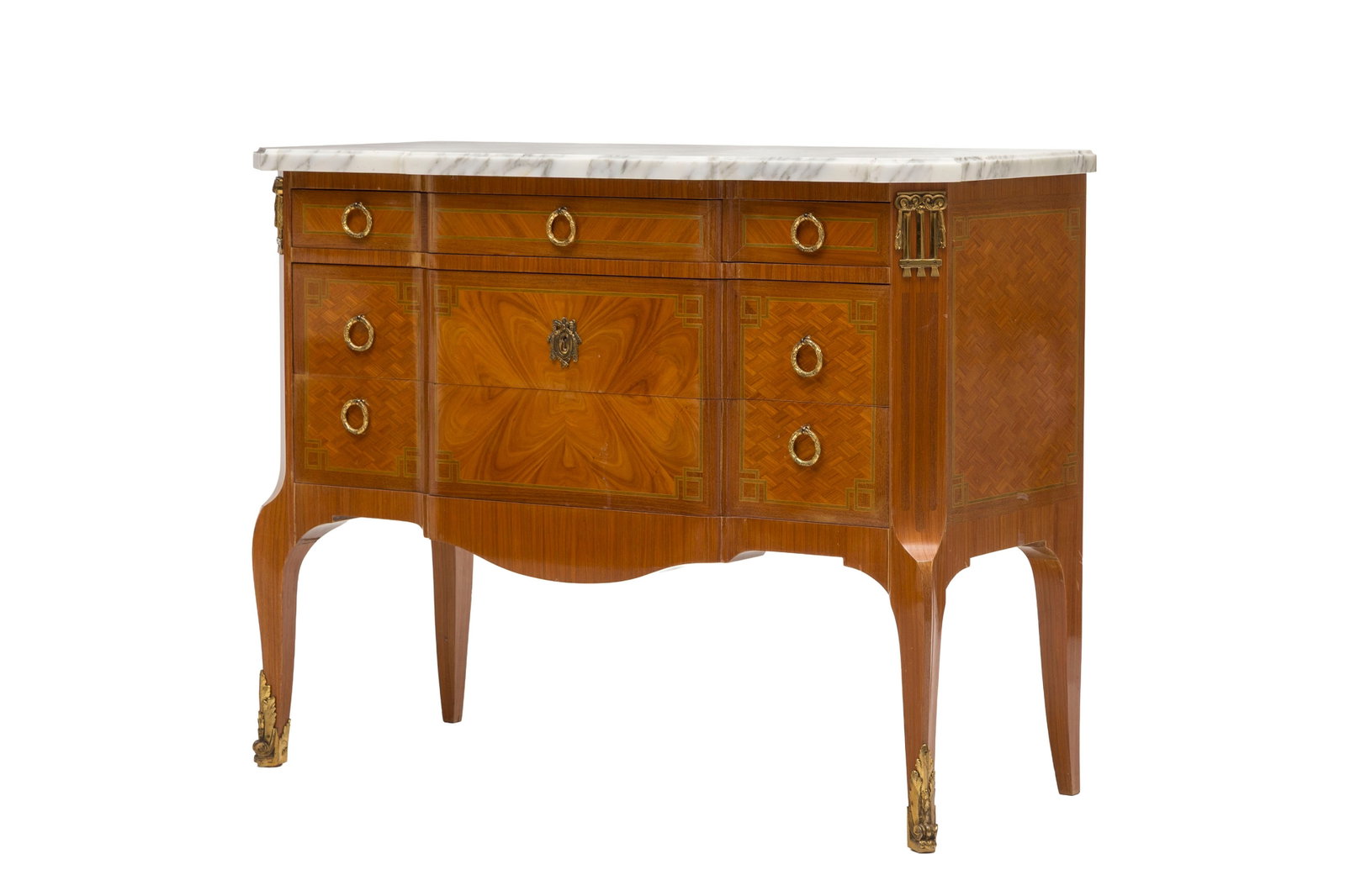 Commode de style Transition, XXe s., à frisage à décor d'ailes de papillon et losange: Commode de style Transition, XXe s., à frisage à décor d'ailes de papillon et losanges en marqueterie, façade à ressaut ouvrant par cinq tiroirs sur trois rangs, plateau en ma