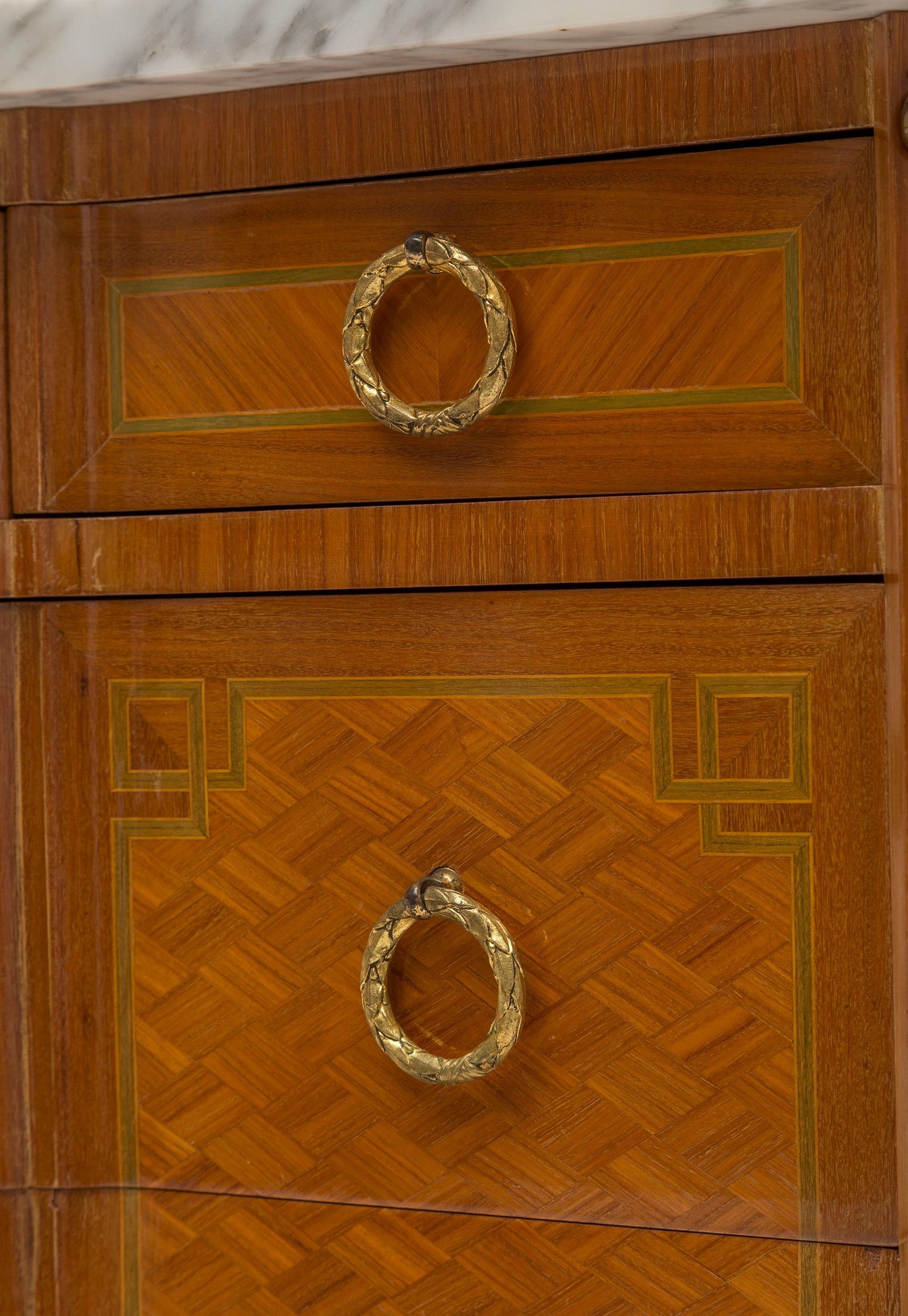 Commode de style Transition, XXe s., à frisage à décor d'ailes de papillon et losange - 2