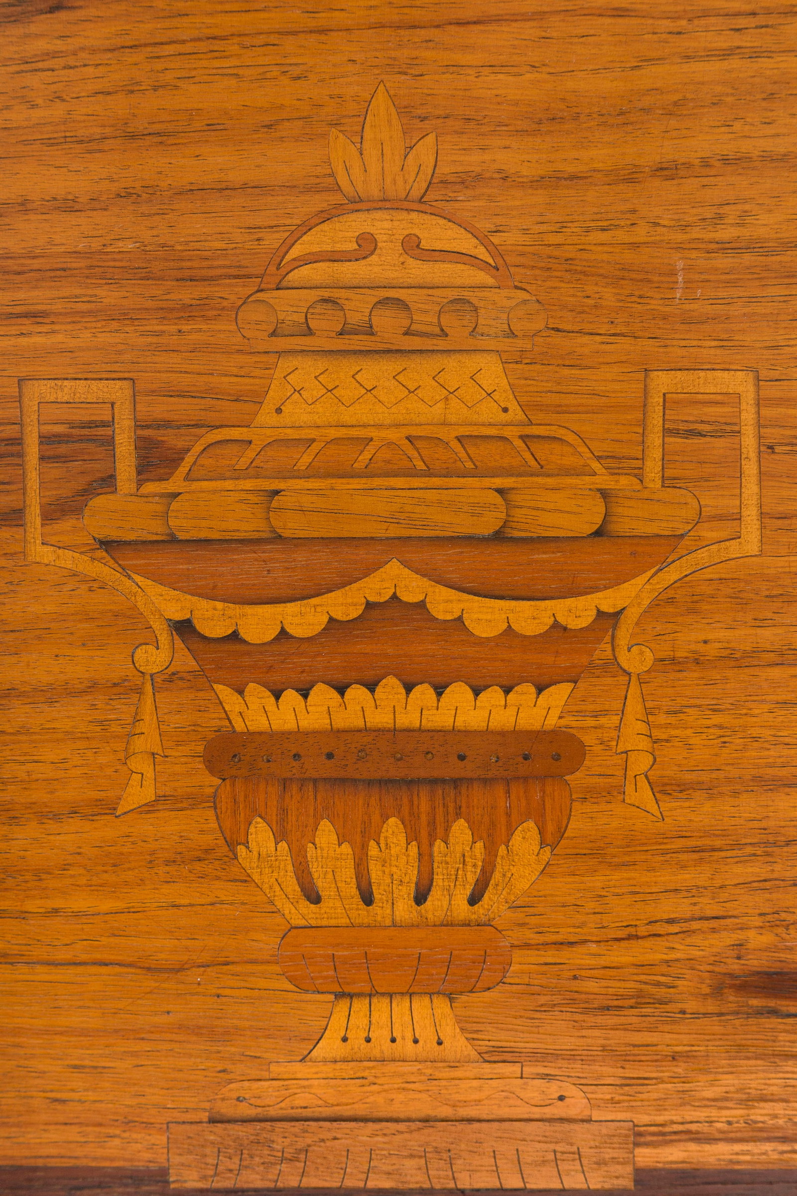 Commode de style Transition, XXe s., à décor d'attributs de la musique et pots couverts en - 2