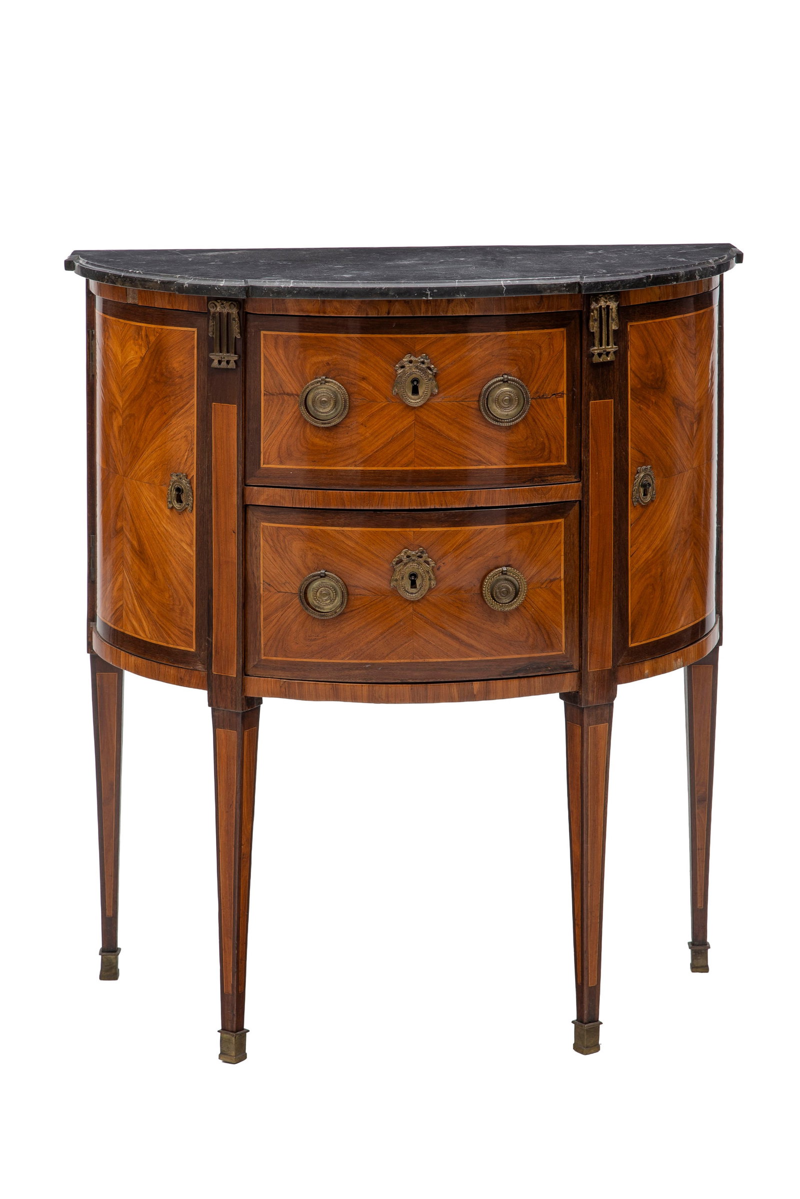 Commode demi-lune d'époque Louis XVI estampillée N.PETIT, ouvrant par deux tiroirs et deux: Commode demi-lune d'époque Louis XVI estampillée N.PETIT, ouvrant par deux tiroirs et deux vantaux, plateau en marbre, pieds en gaine, 89x76x41 cm Condition rayures sur le plateau en marbre