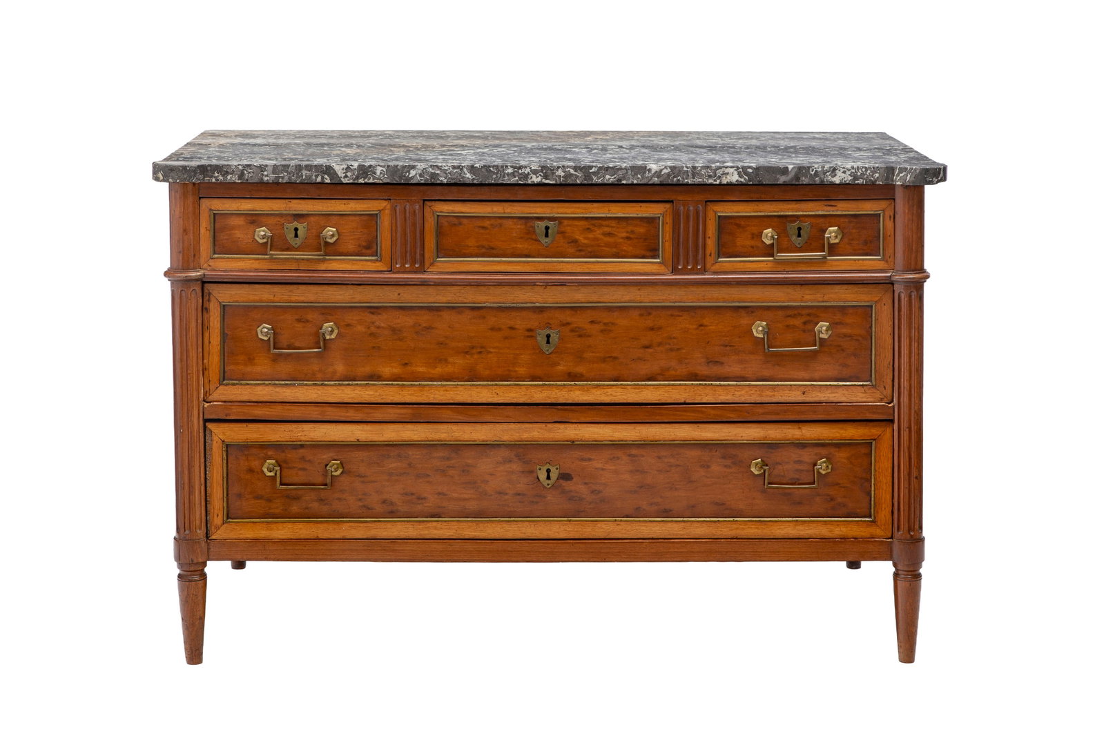 Commode d'époque Louis XVI, en acajou et placage d'acajou moucheté, ouvrant par cinq tiroi: Commode d'époque Louis XVI, en acajou et placage d'acajou moucheté, ouvrant par cinq tiroirs sur trois rangs, montants cannelés, plateau en marbre Saint-Anne, 86x129x61 cm + Des