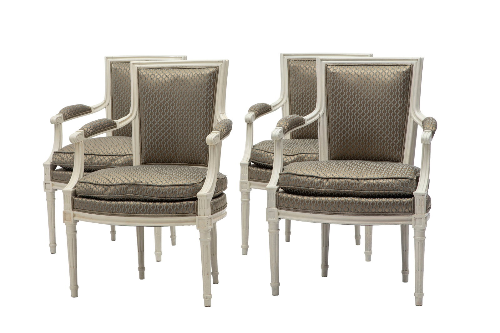 Suite de 4 fauteuils de style Louis XVI, XXe s., en bois mouluré peint beige, soierie grise et : Suite de 4 fauteuils de style Louis XVI, XXe s., en bois mouluré peint beige, soierie grise et bleue