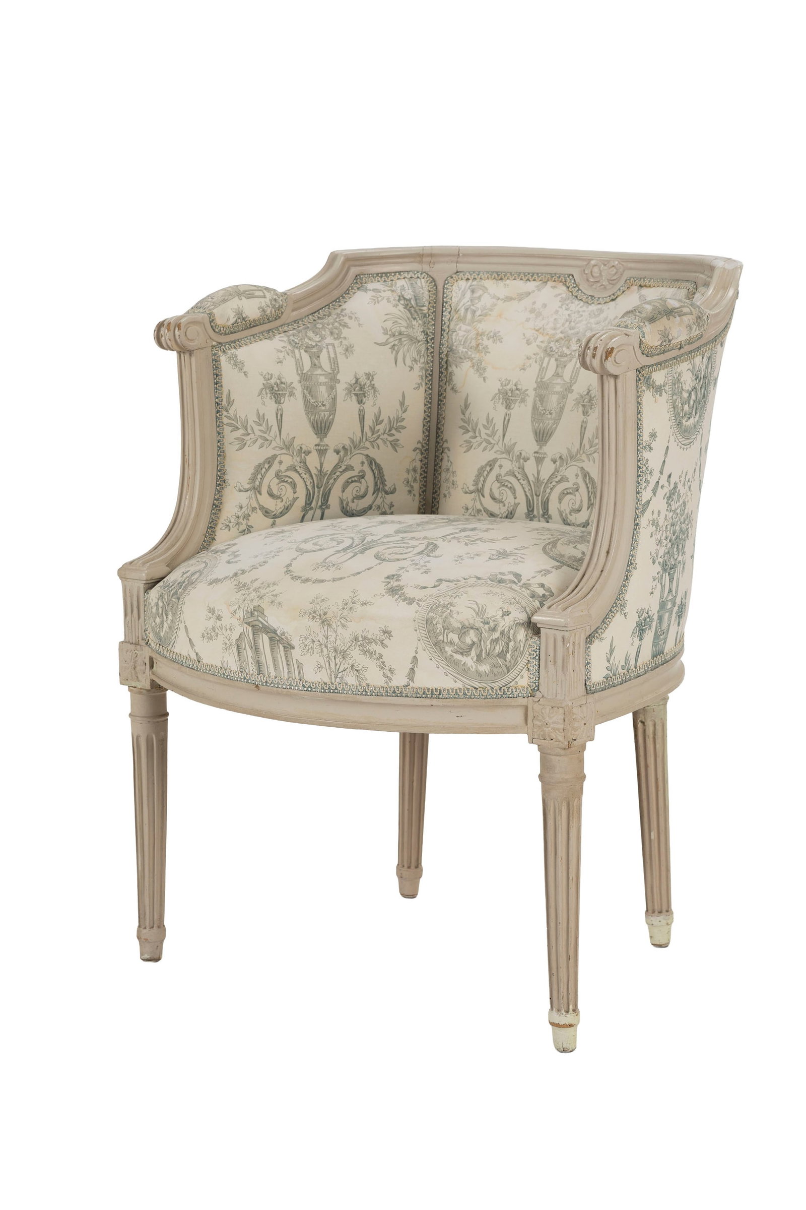 Bergère d'époque Louis XVI, en bois mouluré et peint gris, garniture de tissu imprim&: Bergère d'époque Louis XVI, en bois mouluré et peint gris, garniture de tissu imprimé à l'antique, porte une estampille apocryphe I.AVISSE Condition taches sur la garniture
